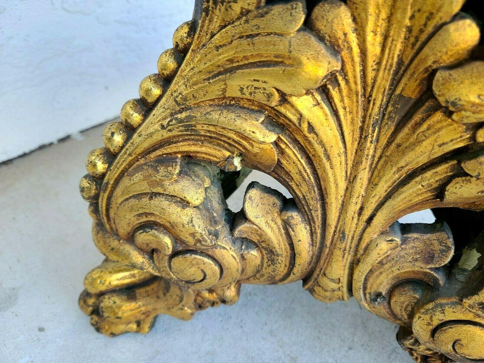 Antiker Beistelltisch im Louis-XV-Stil mit Messing umwickelt und vergoldetem Serviertablett im Angebot 1