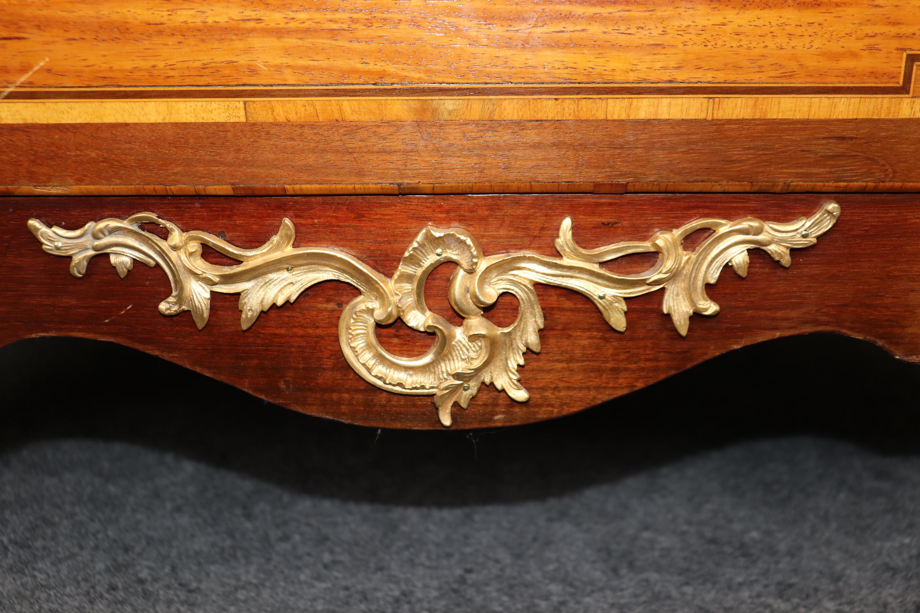 Antica commode con piano in marmo montata in bronzo in stile Luigi XV in vendita 3
