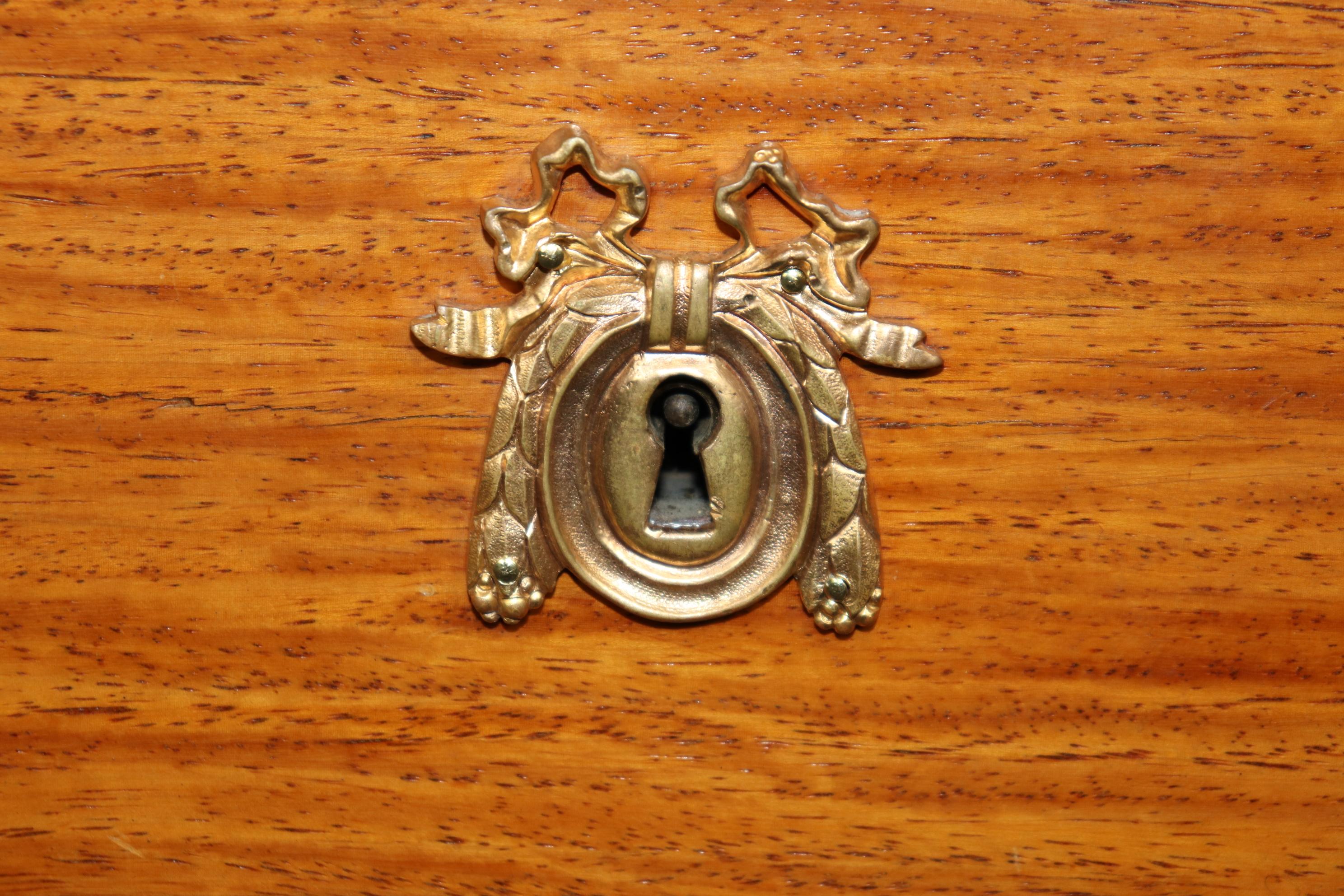 Antica commode con piano in marmo montata in bronzo in stile Luigi XV in vendita 4