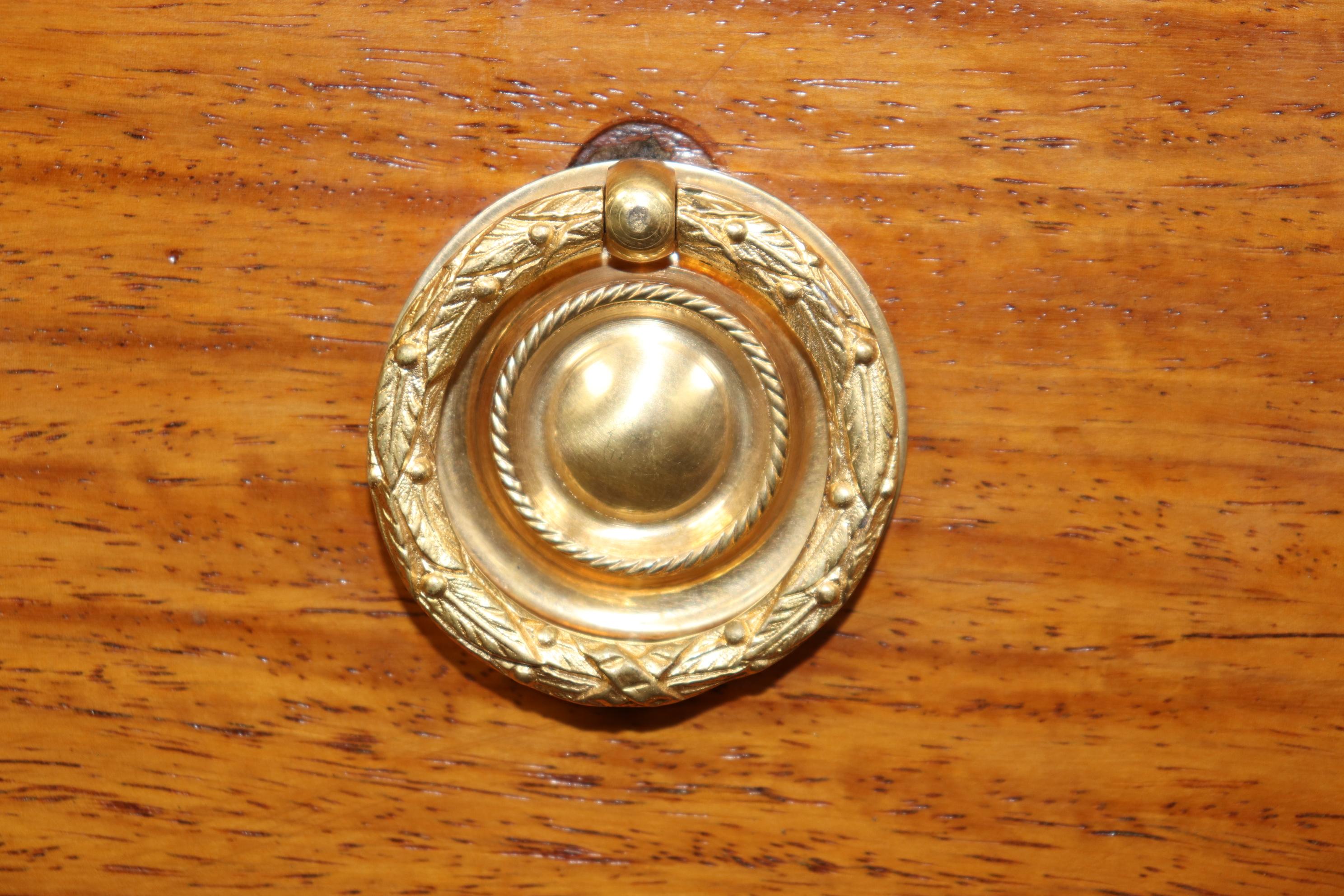 Antica commode con piano in marmo montata in bronzo in stile Luigi XV in vendita 5