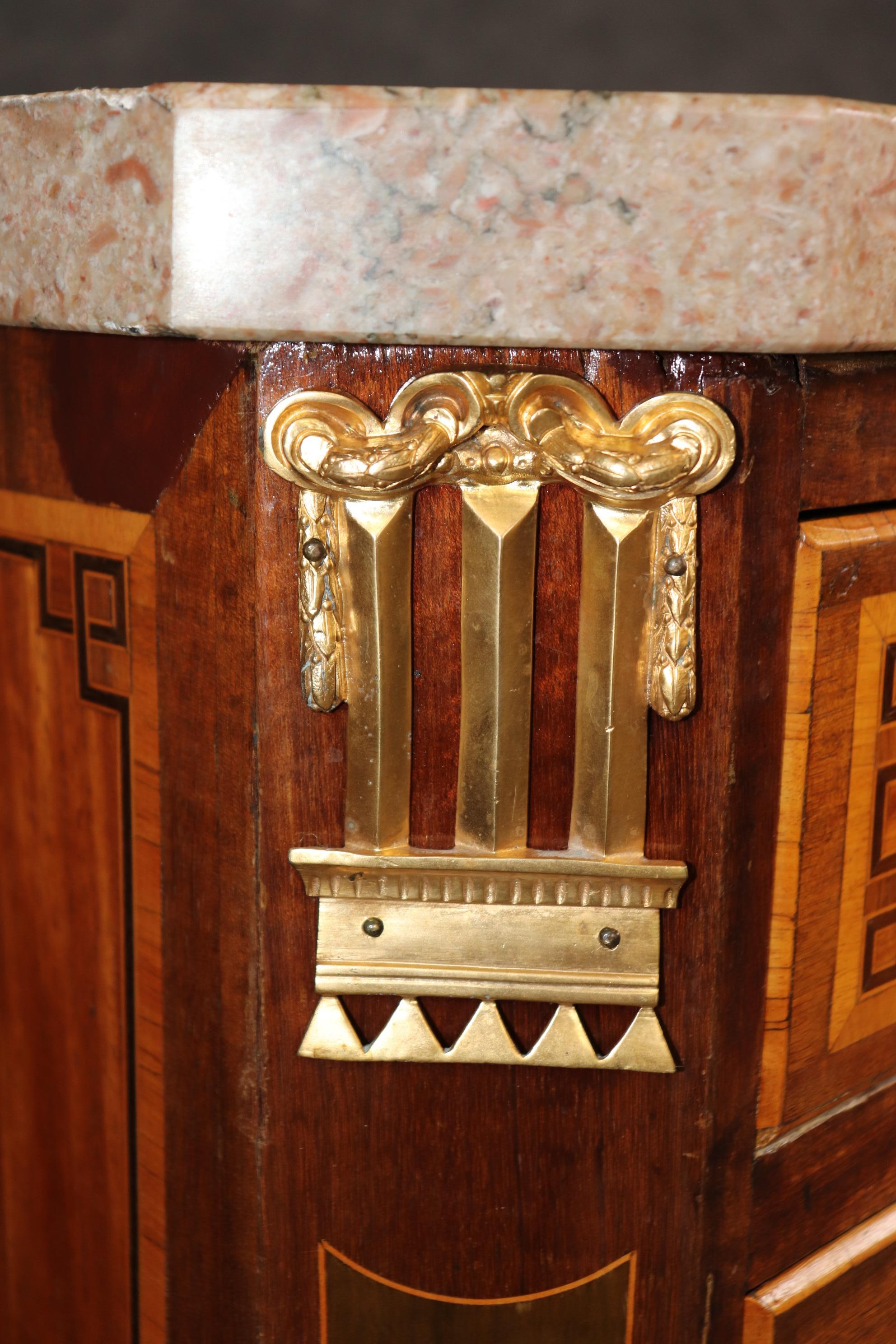 Antica commode con piano in marmo montata in bronzo in stile Luigi XV in vendita 6