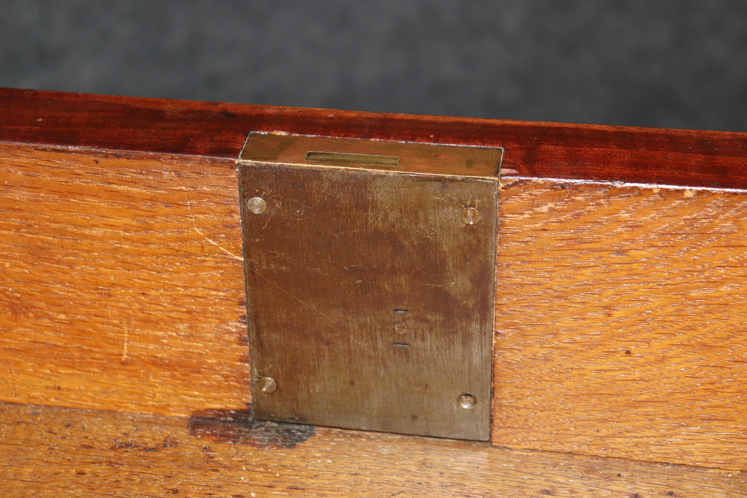 Antica commode con piano in marmo montata in bronzo in stile Luigi XV in vendita 9