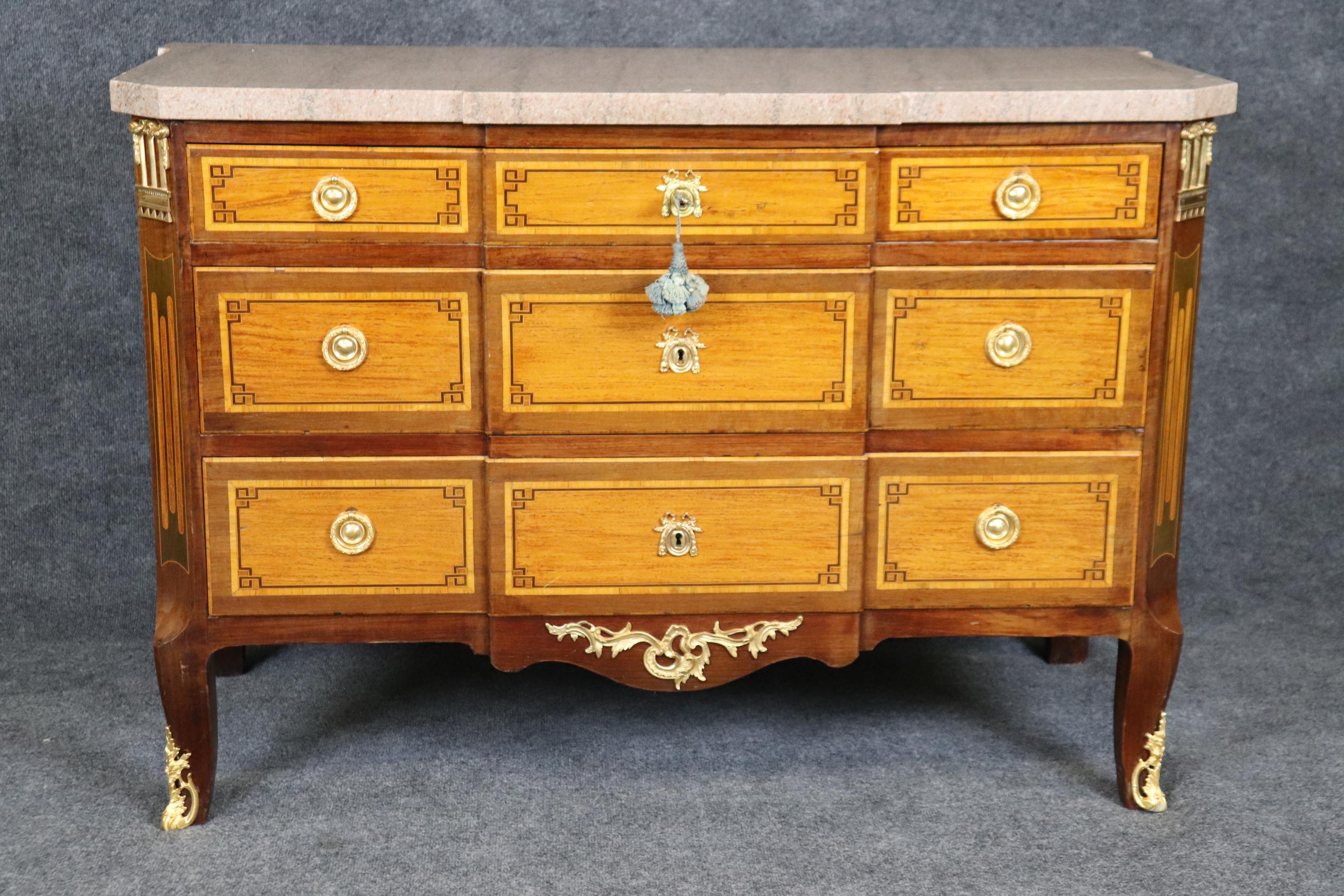 Francese Antica commode con piano in marmo montata in bronzo in stile Luigi XV in vendita