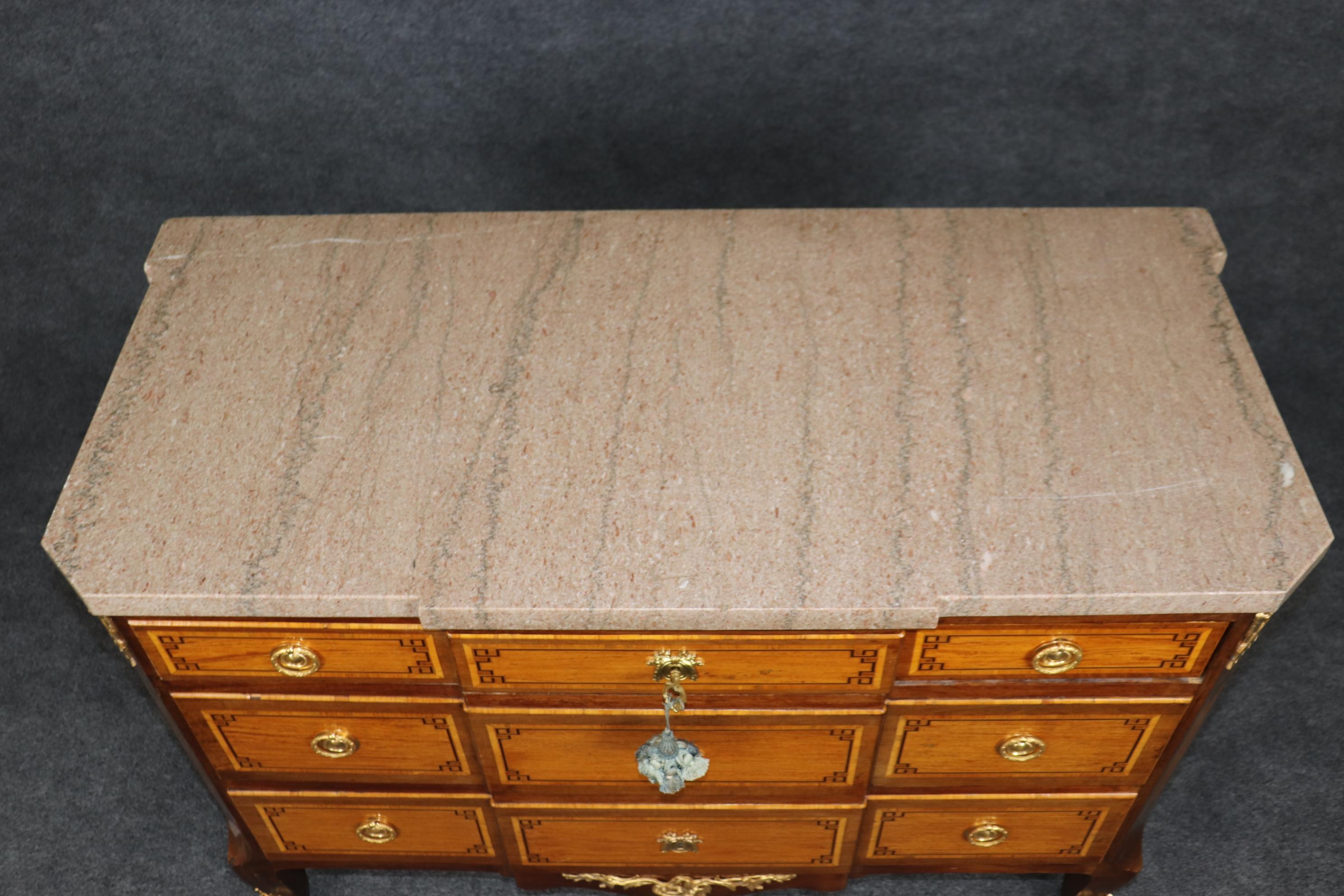 Bronzo Antica commode con piano in marmo montata in bronzo in stile Luigi XV in vendita