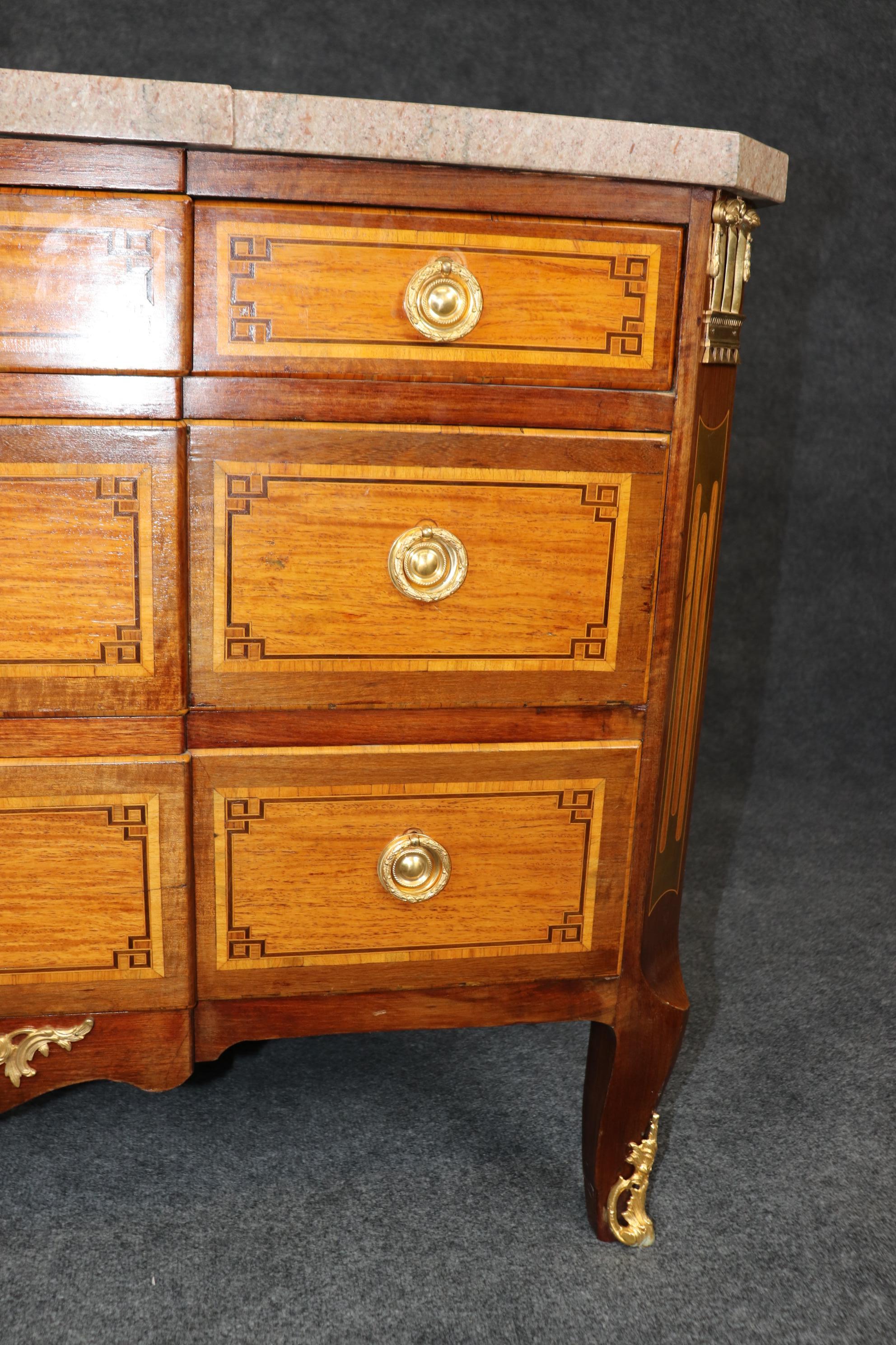 Antica commode con piano in marmo montata in bronzo in stile Luigi XV in vendita 1