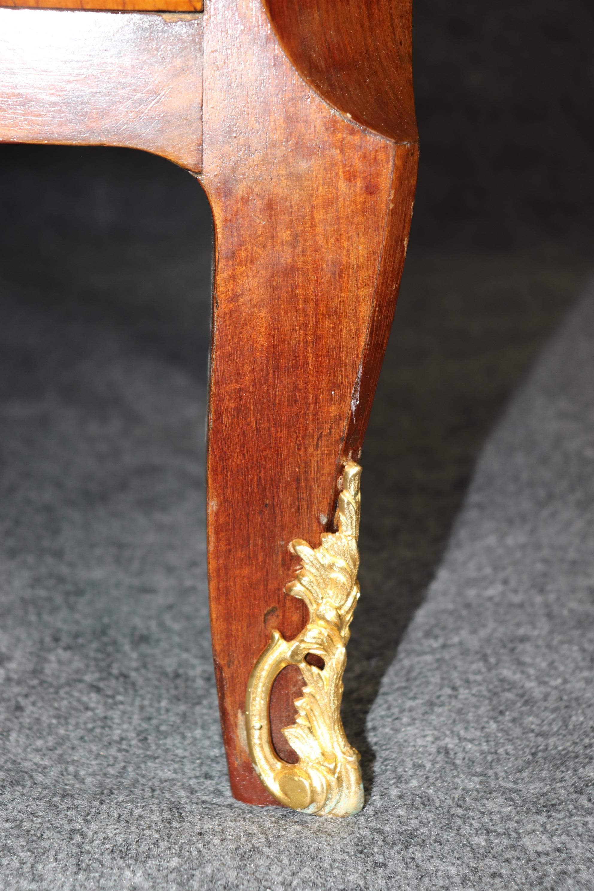 Antica commode con piano in marmo montata in bronzo in stile Luigi XV in vendita 2
