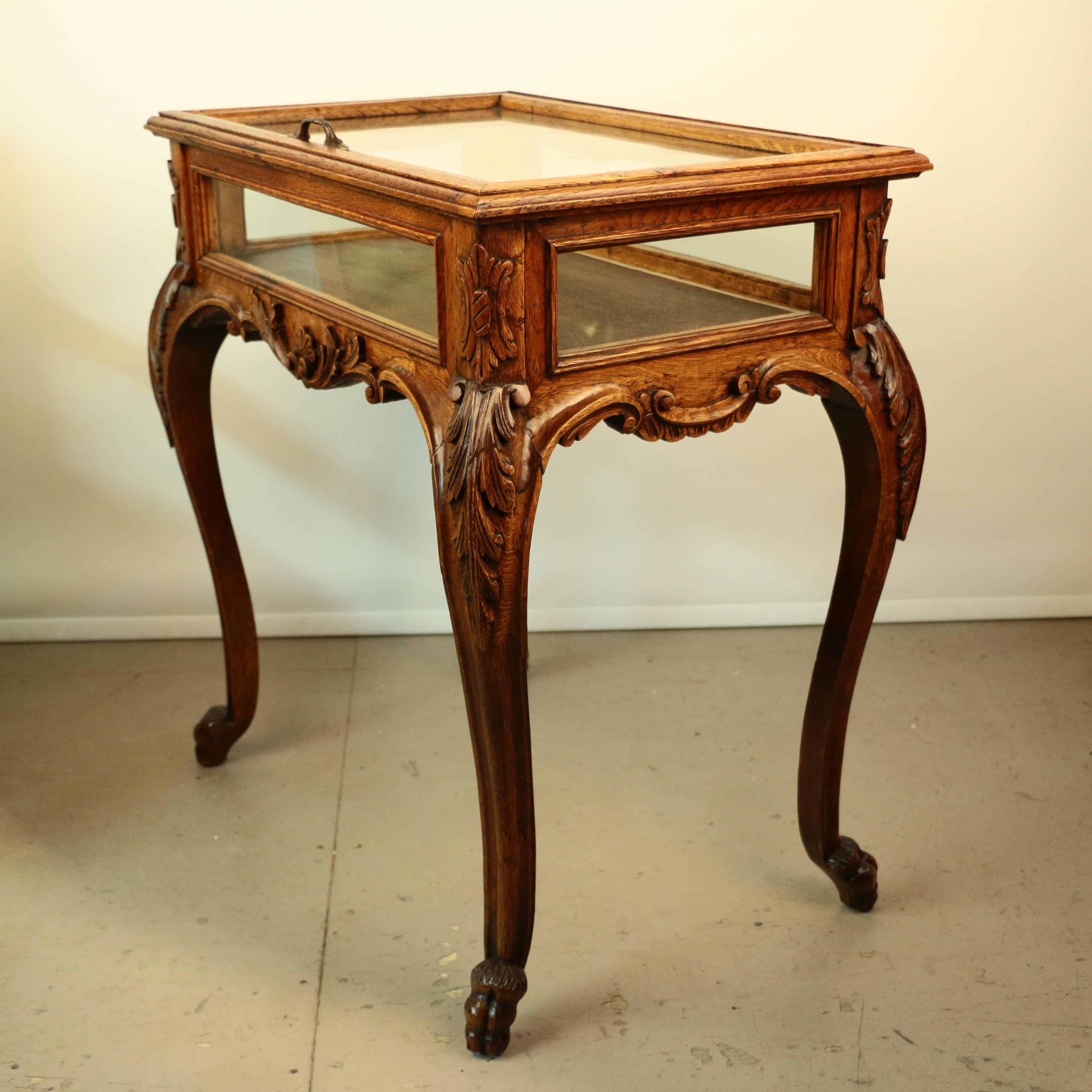 Antigua Mesa Bijouterie de Roble Tallado Estilo Luis XV en Bueno estado para la venta en Montreal, QC