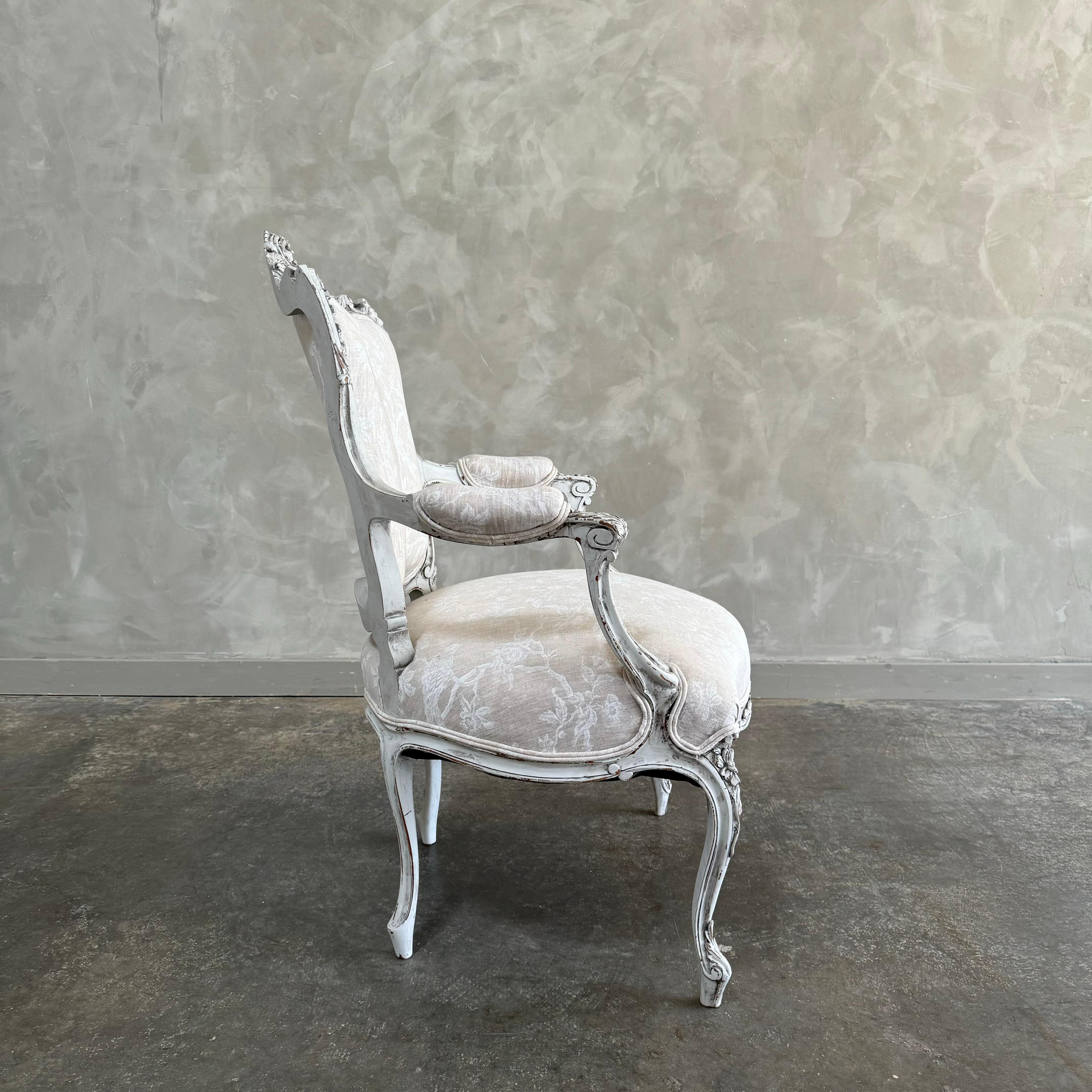 Antique Louis XV style chair with linen upholstery In Good Condition For Sale In Brea, CA