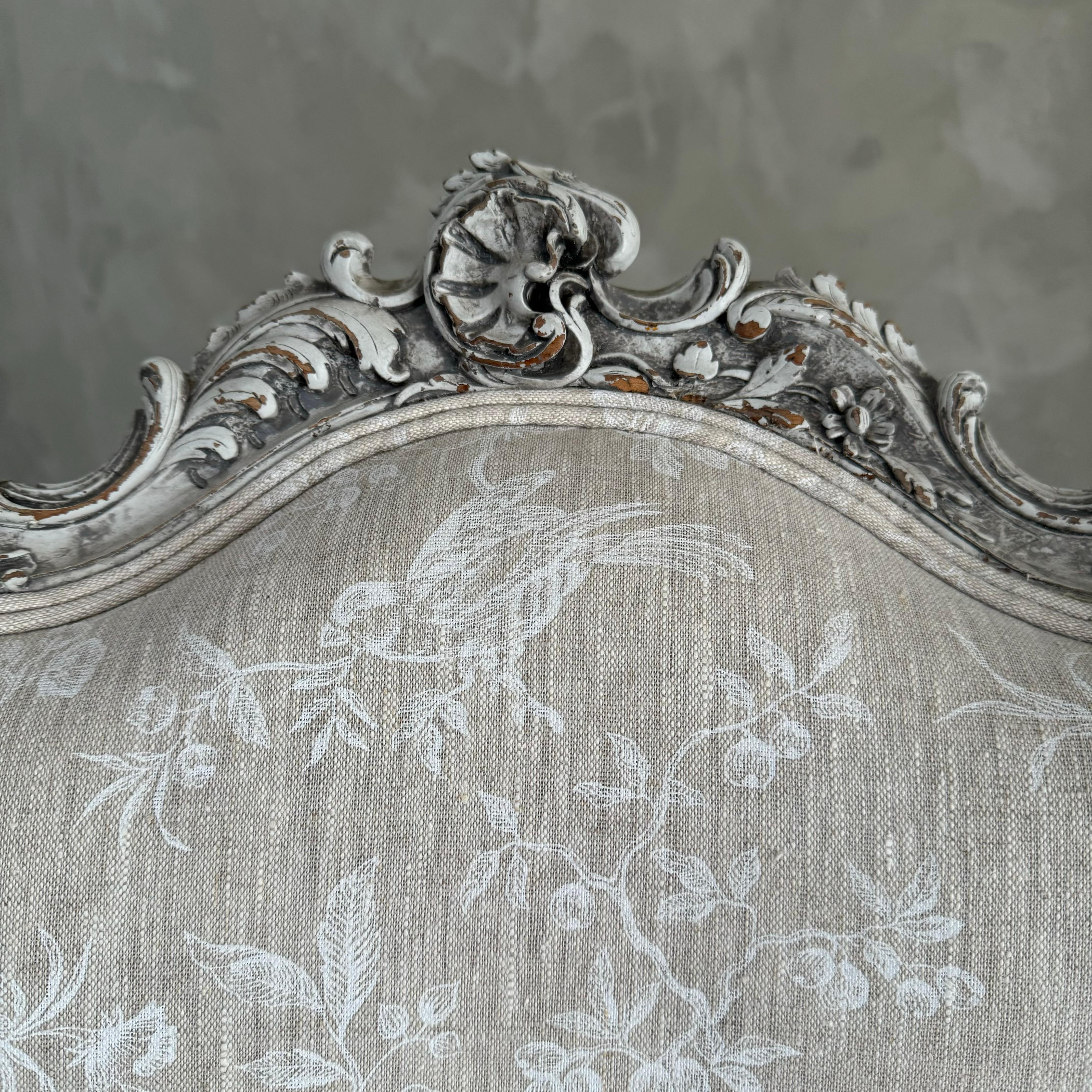Lin Chaise ancienne de style Louis XV avec revêtement en lin en vente