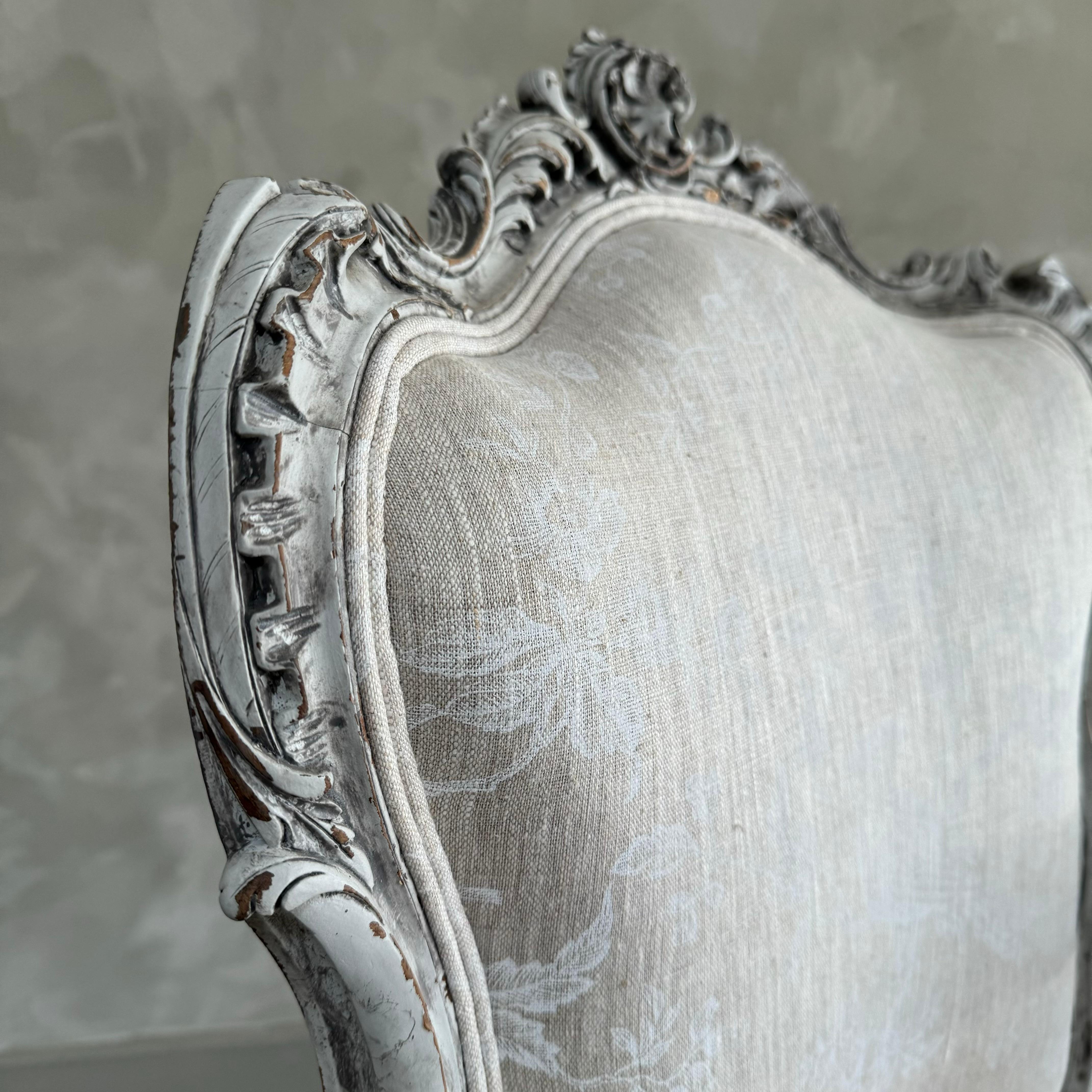 Chaise ancienne de style Louis XV avec revêtement en lin en vente 1