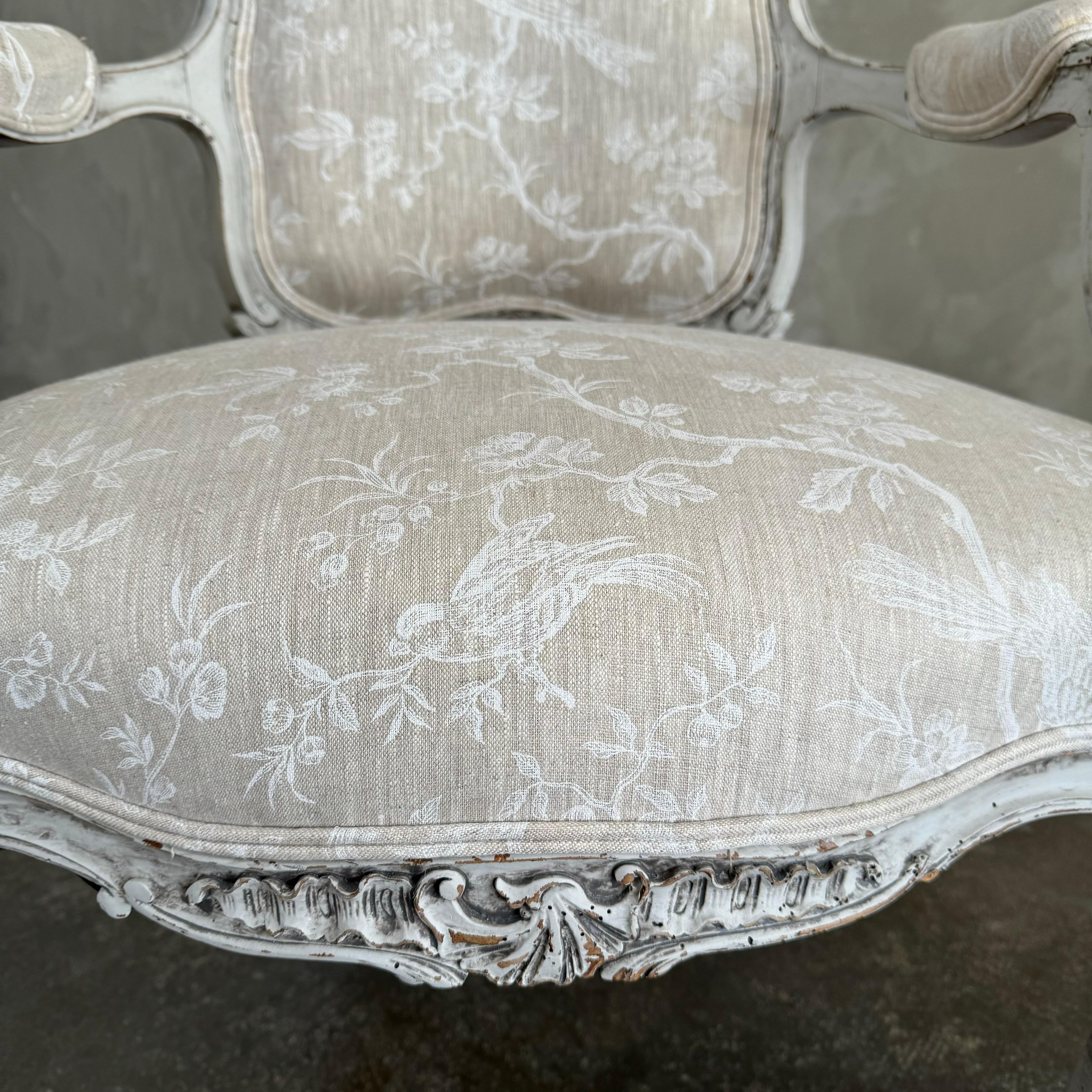 Antiker Stuhl im Louis XV.-Stil mit Leinenpolsterung im Angebot 3