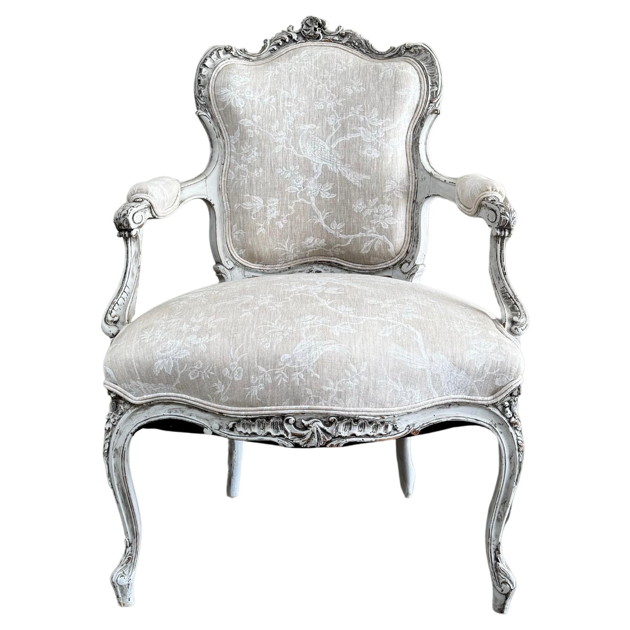 Chaise ancienne de style Louis XV avec revêtement en lin en vente
