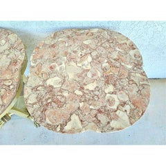 Paire de tables de chevet anciennes en marbre de style Louis XV