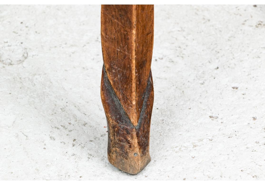 Authentische französische Konsole im Landhausstil mit Holzintarsien über einer großen Schublade auf geschnitzten Cabriole-Beinen mit einem interessanten, winkelförmig geschnitzten Fuß und einem Gehäuse mit Bogenfront. Das Gehäuse ist mit einer