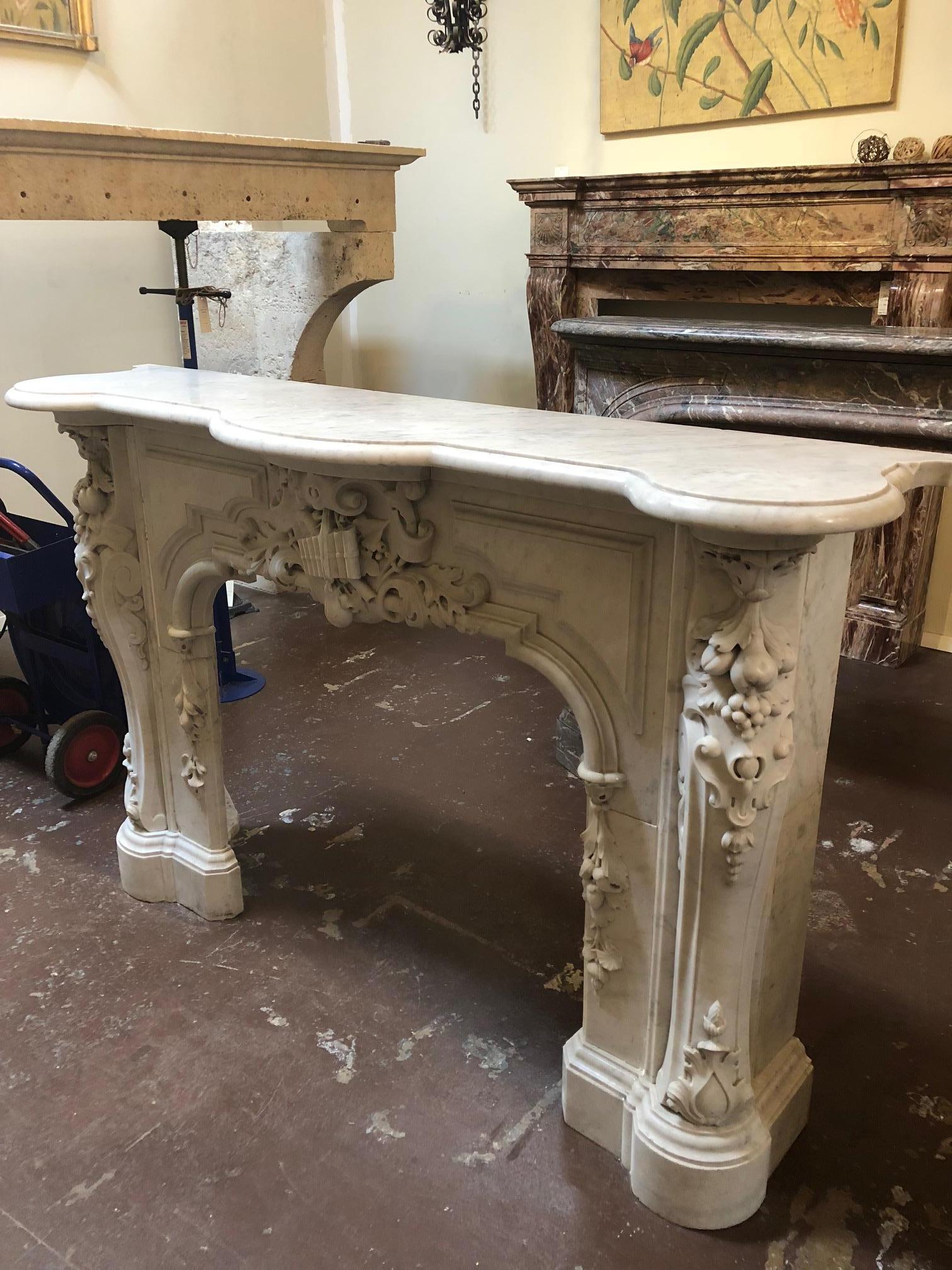 Antique Louis XV Style Fireplace in Carrara Marble In Excellent Condition In Dallas, TX