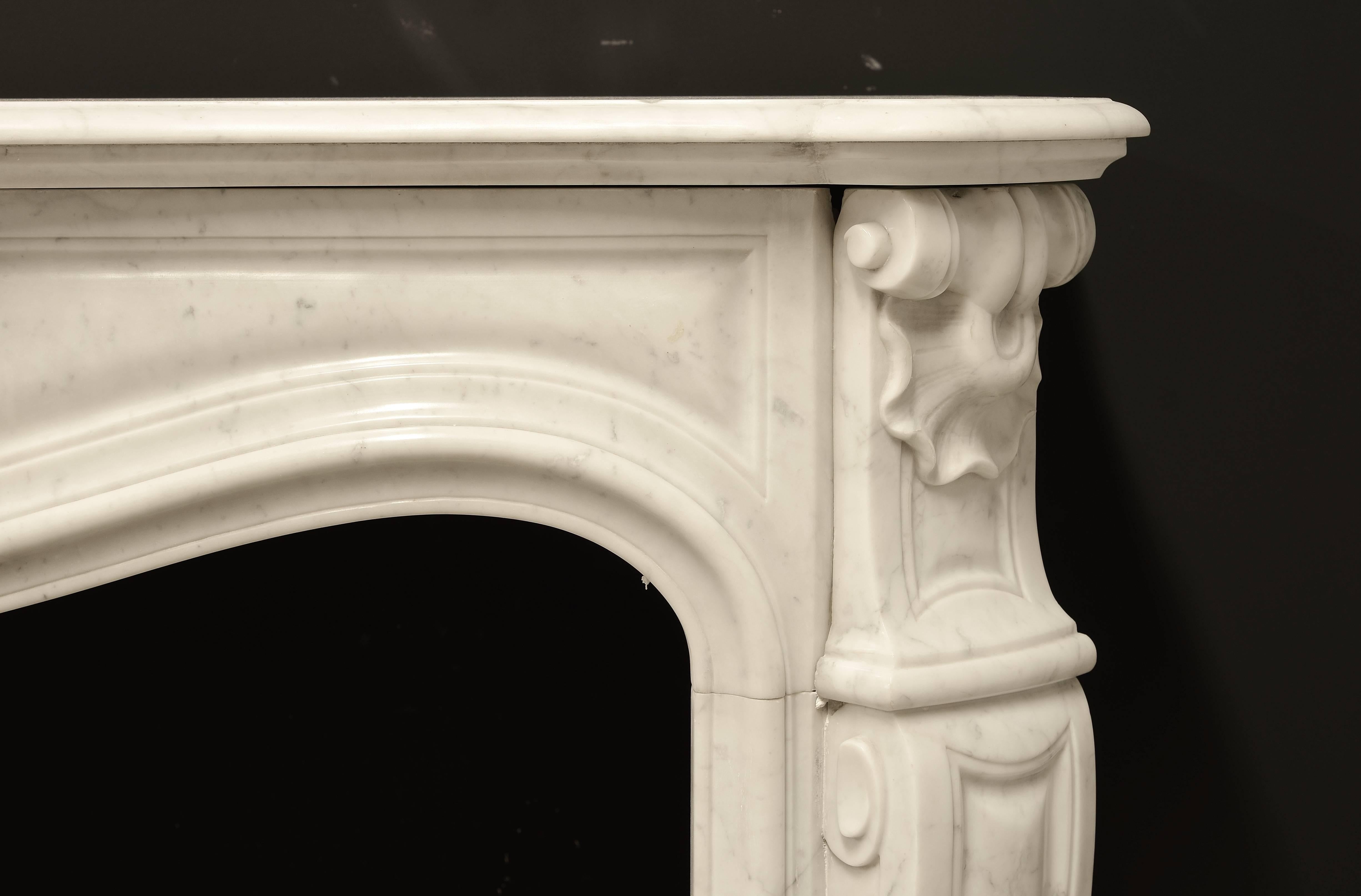 Antique Louis XV Style Fireplace Mantel in Carrara White Marble, 19th Century In Good Condition In Haarlem, Noord-Holland