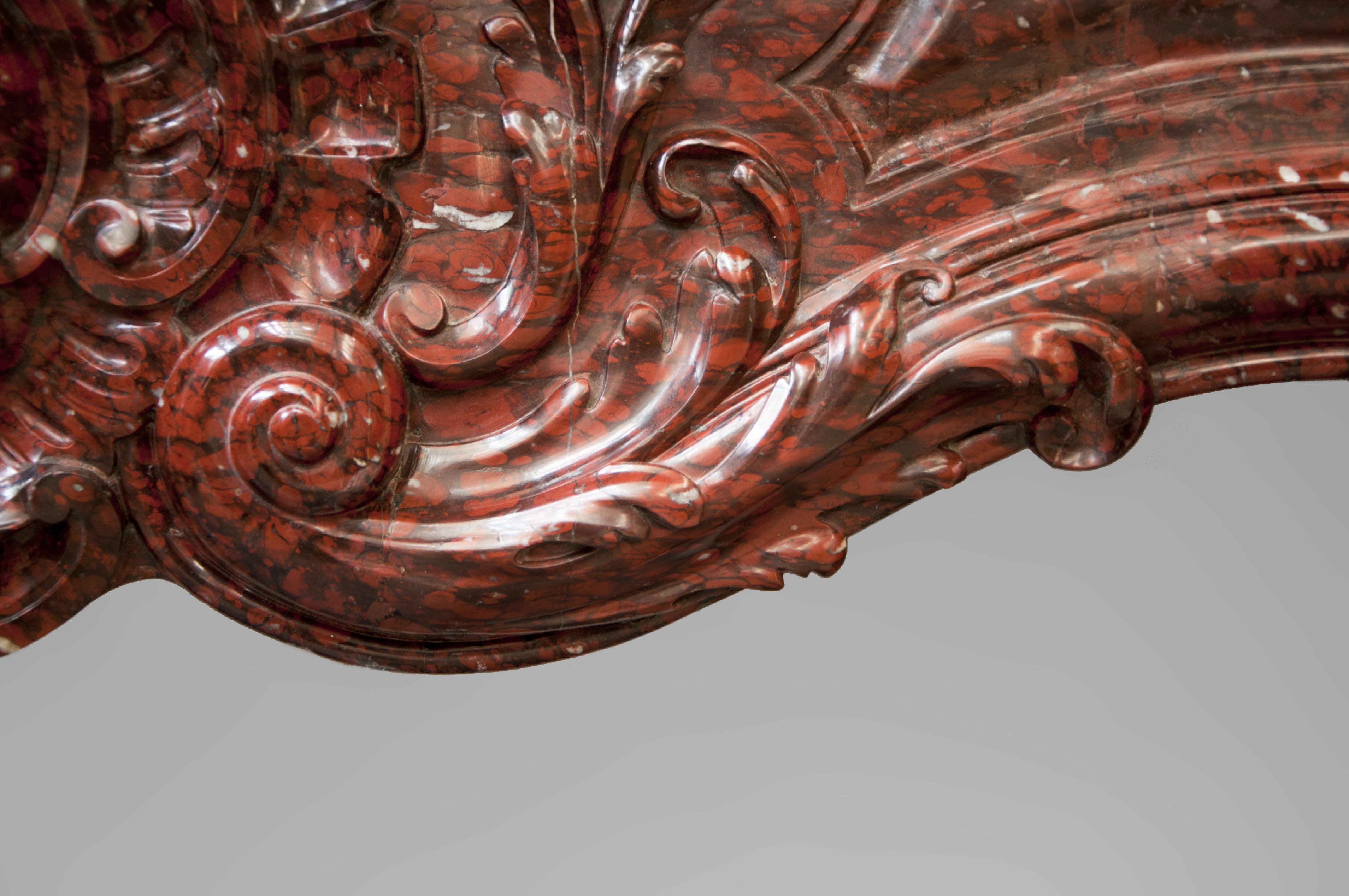 Antique Louis XV Style Fireplace Sculpted Out of Red Griotte  In Good Condition For Sale In SAINT-OUEN-SUR-SEINE, FR