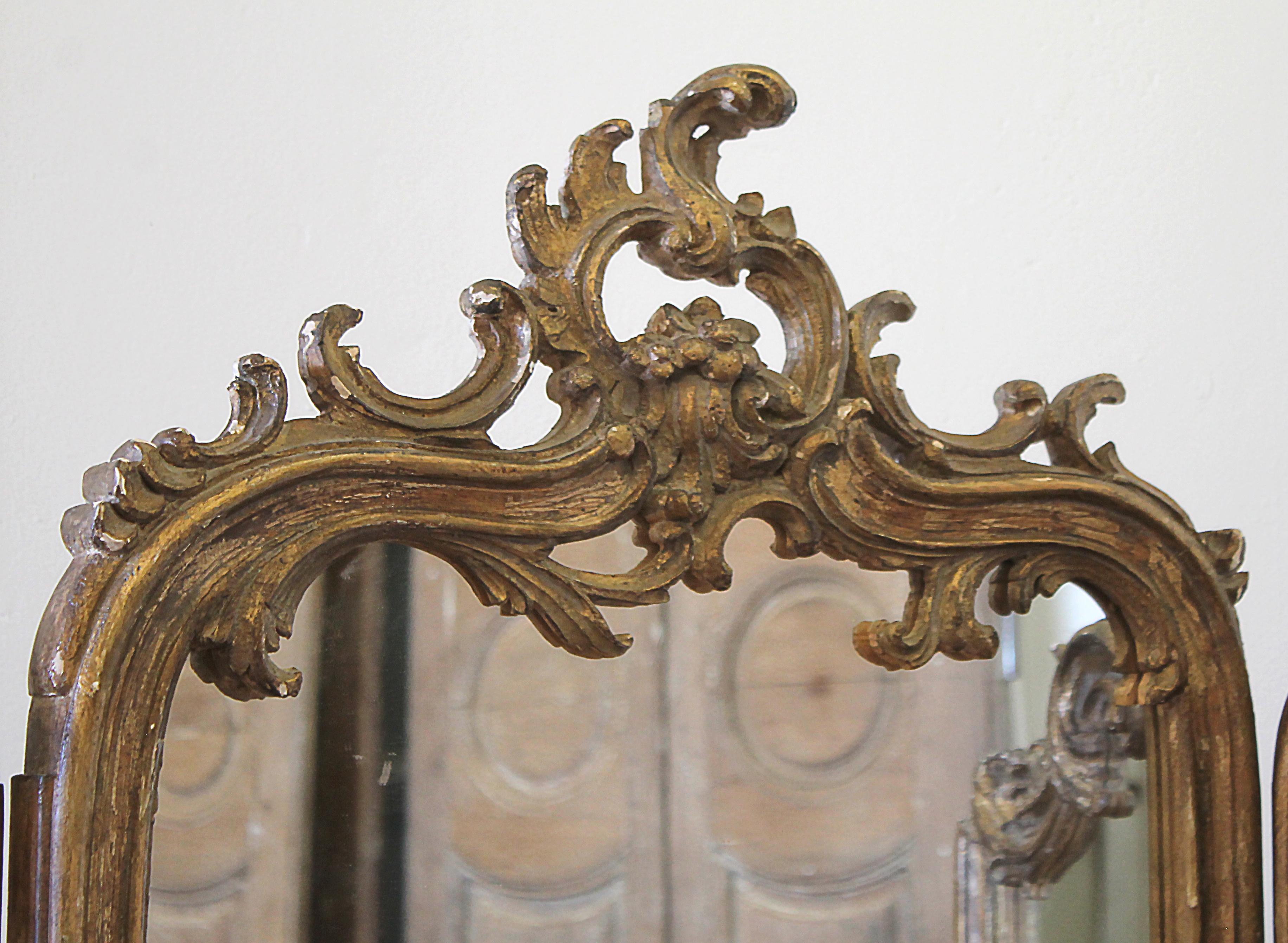 Antiker französischer Raumteiler mit Spiegel:: mit originaler antiker Patina in rohem Naturholz:: geriebener Vergoldung und cremigem Weiß. Der im Louis-XV-Stil geschnitzte Spiegel auf der Trennwand ist neueren Datums:: während der Stoff auf der