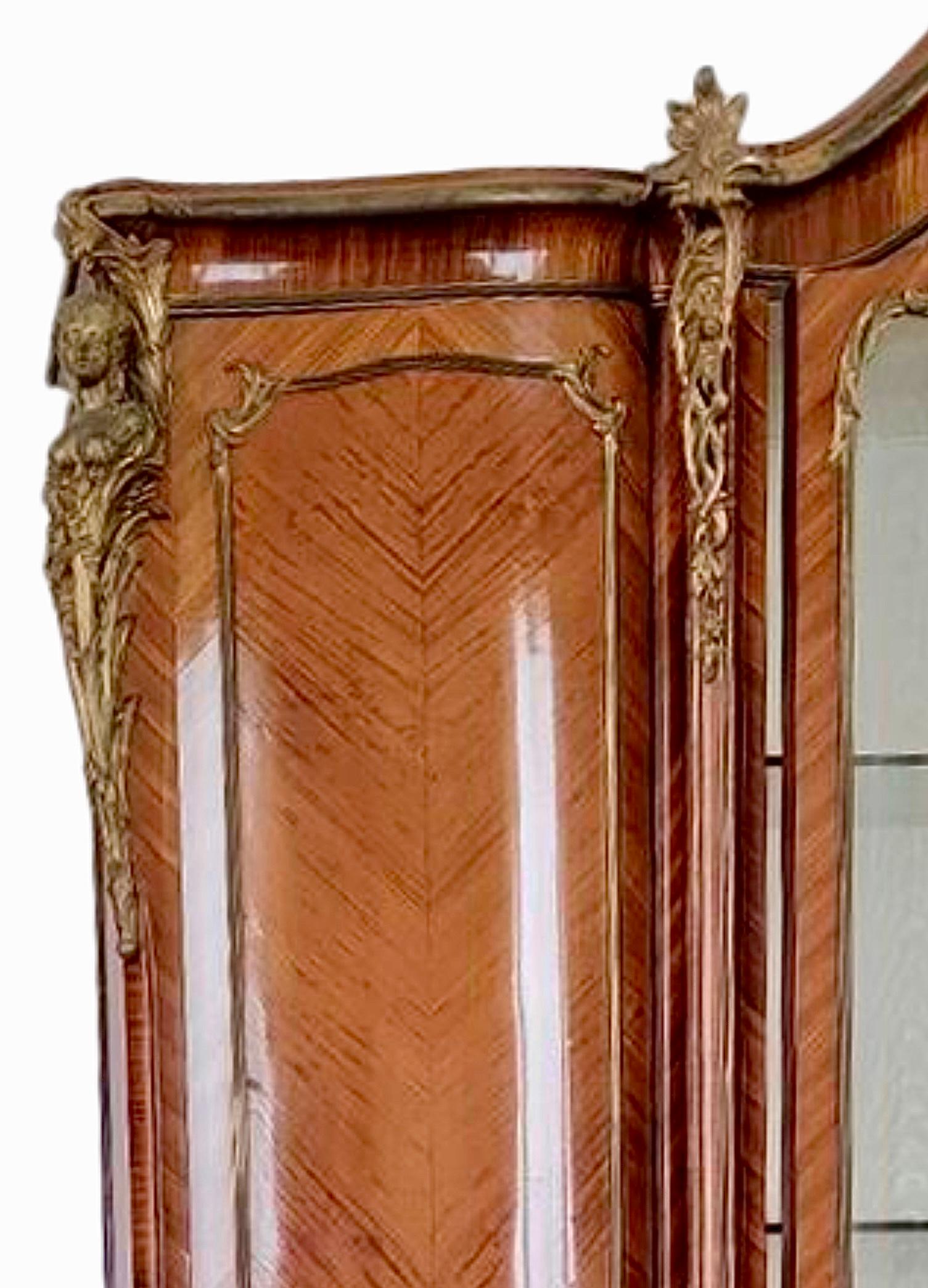 Antiker Kleiderschrank aus vergoldeter Bronze im Louis-XV-Stil, Vitrinenschrank (Französisch) im Angebot