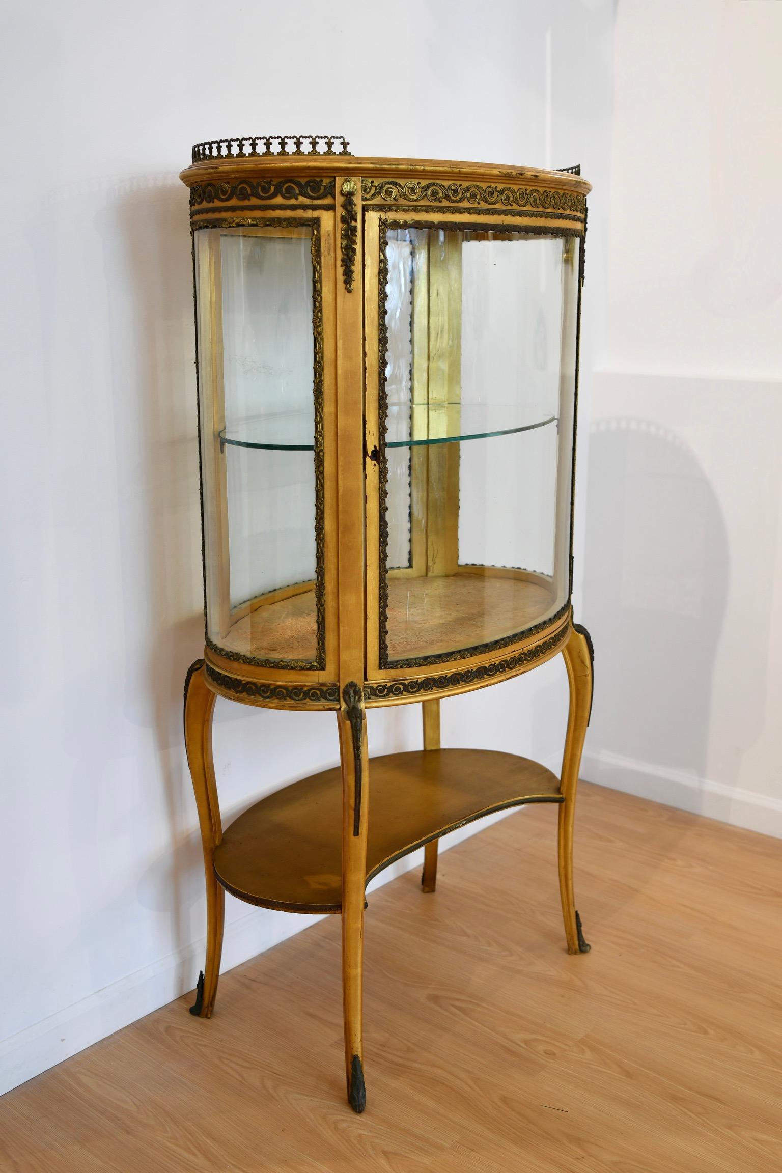 Antique Louis XV Style Gilt Curved Glass Curio In Good Condition In Brooklyn, NY