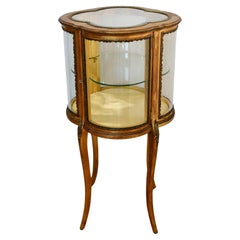 Antiquité - Curio en verre courbé doré de style Louis XV