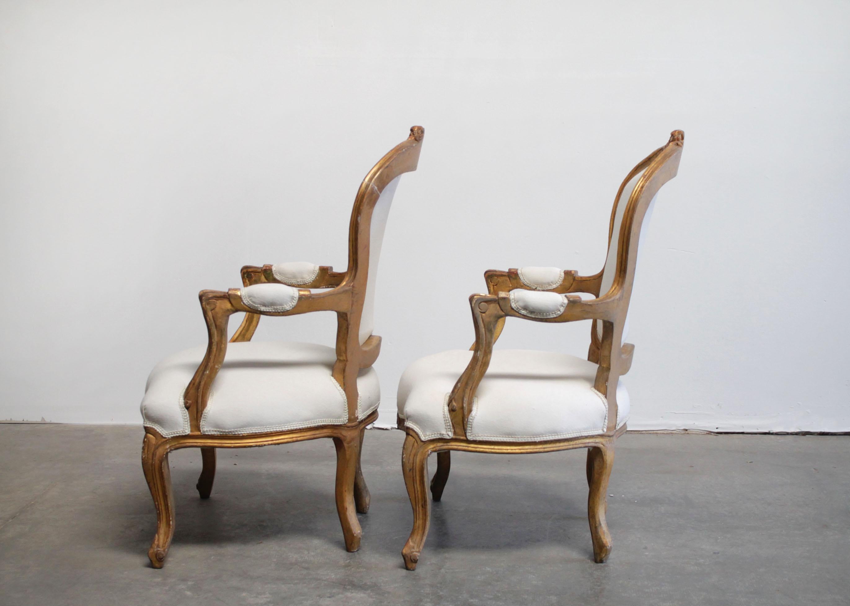 Européen Fauteuils ouverts anciens de style Louis XV en bois doré sculpté en vente