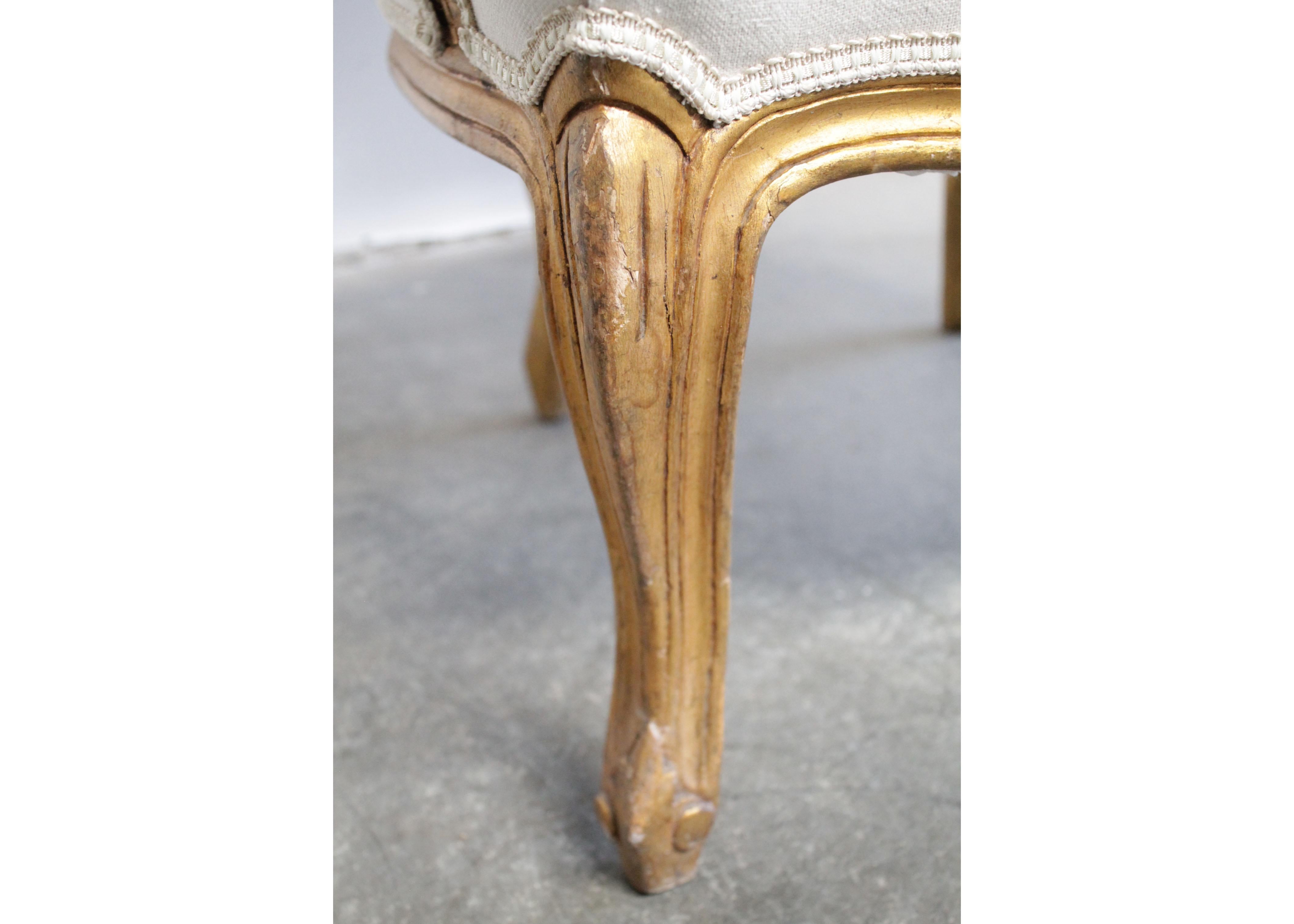 Fauteuils ouverts anciens de style Louis XV en bois doré sculpté en vente 3