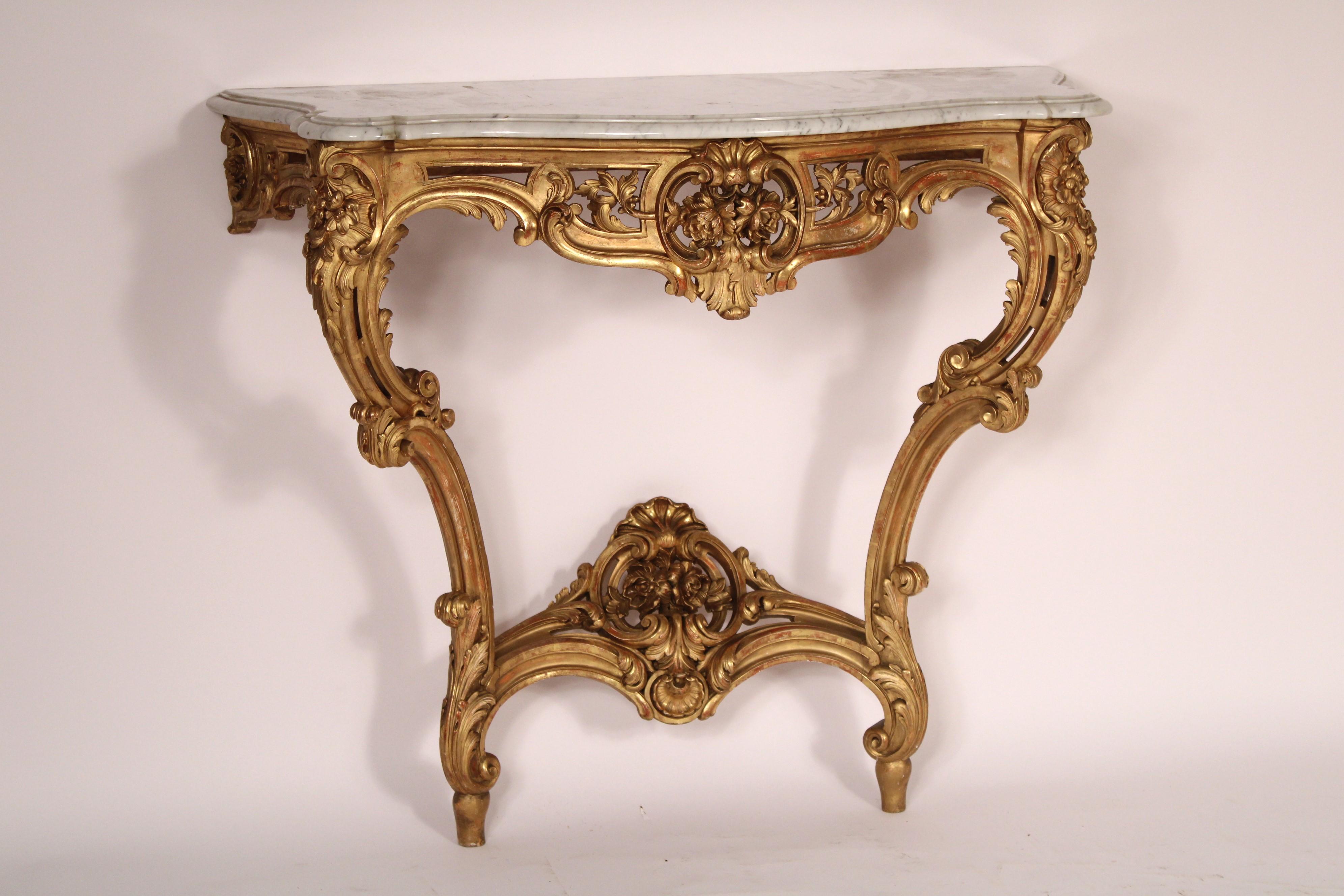 Européen Ancienne table console en bois doré de style Louis XV en vente