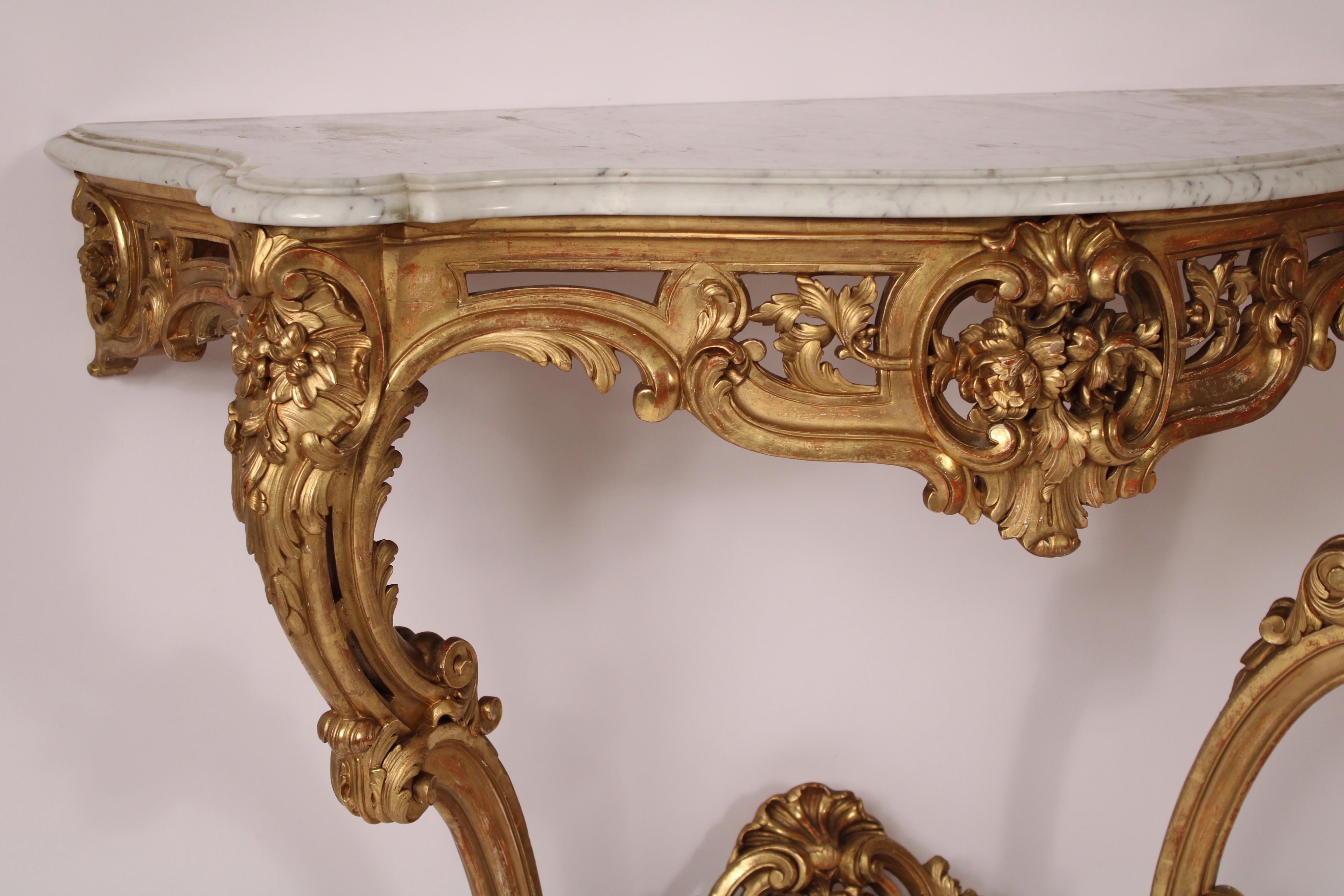 Feuille d'or Ancienne table console en bois doré de style Louis XV en vente