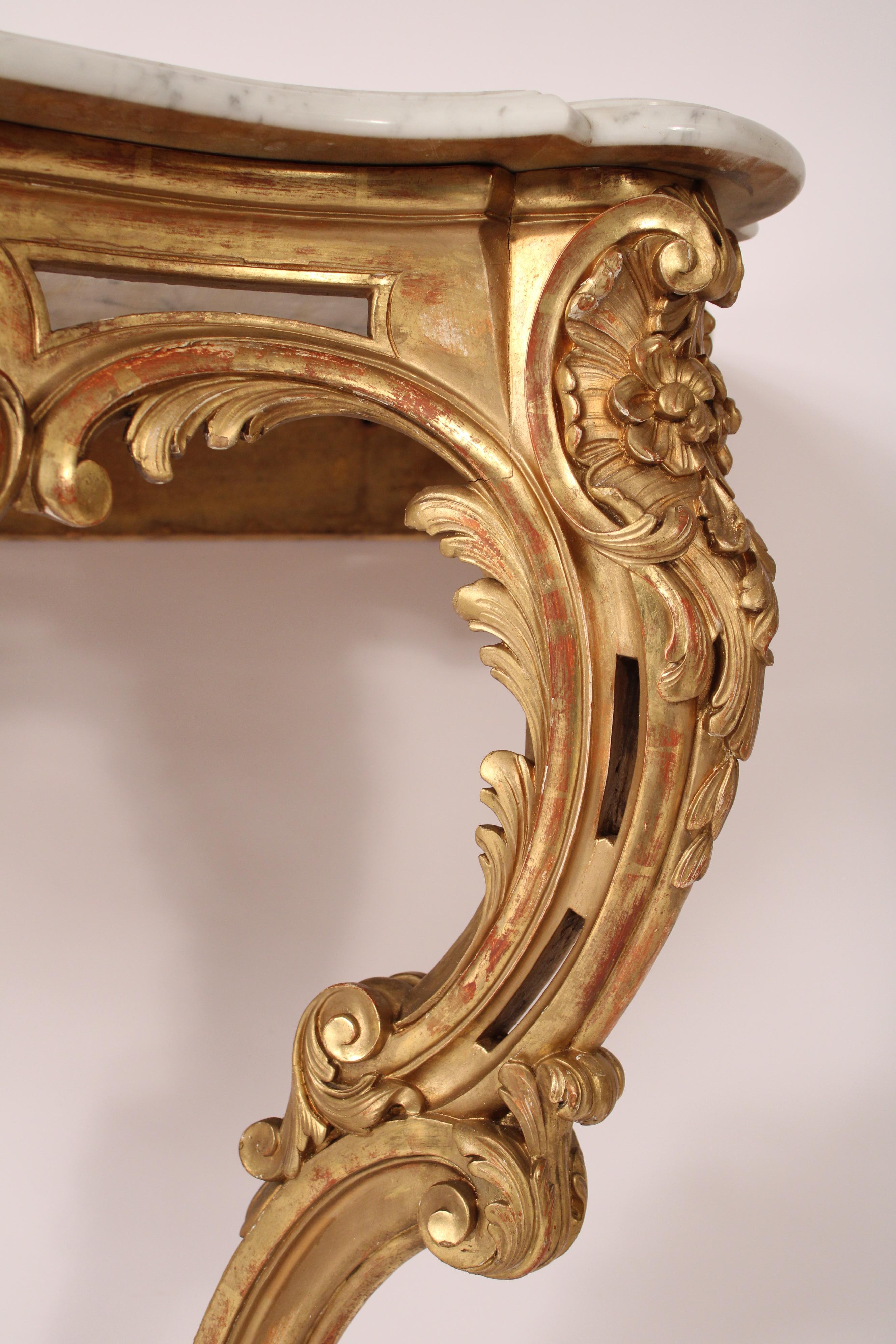 Ancienne table console en bois doré de style Louis XV en vente 3