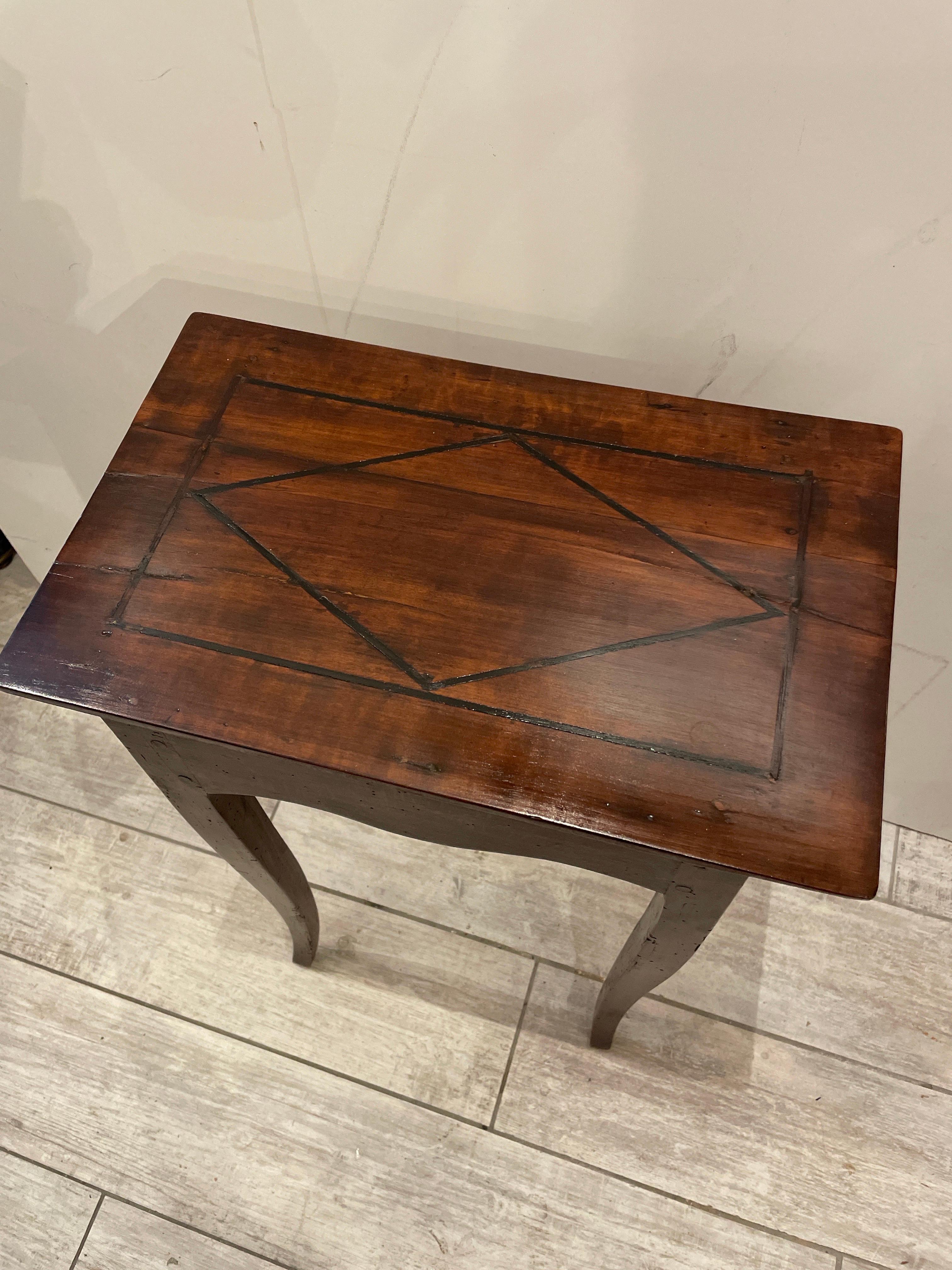 Pequeña mesa auxiliar / de bebidas francesa del siglo XIX, estilo Luis XV. Encimera con incrustaciones en forma de rombo y un cajón y patas curvas.
