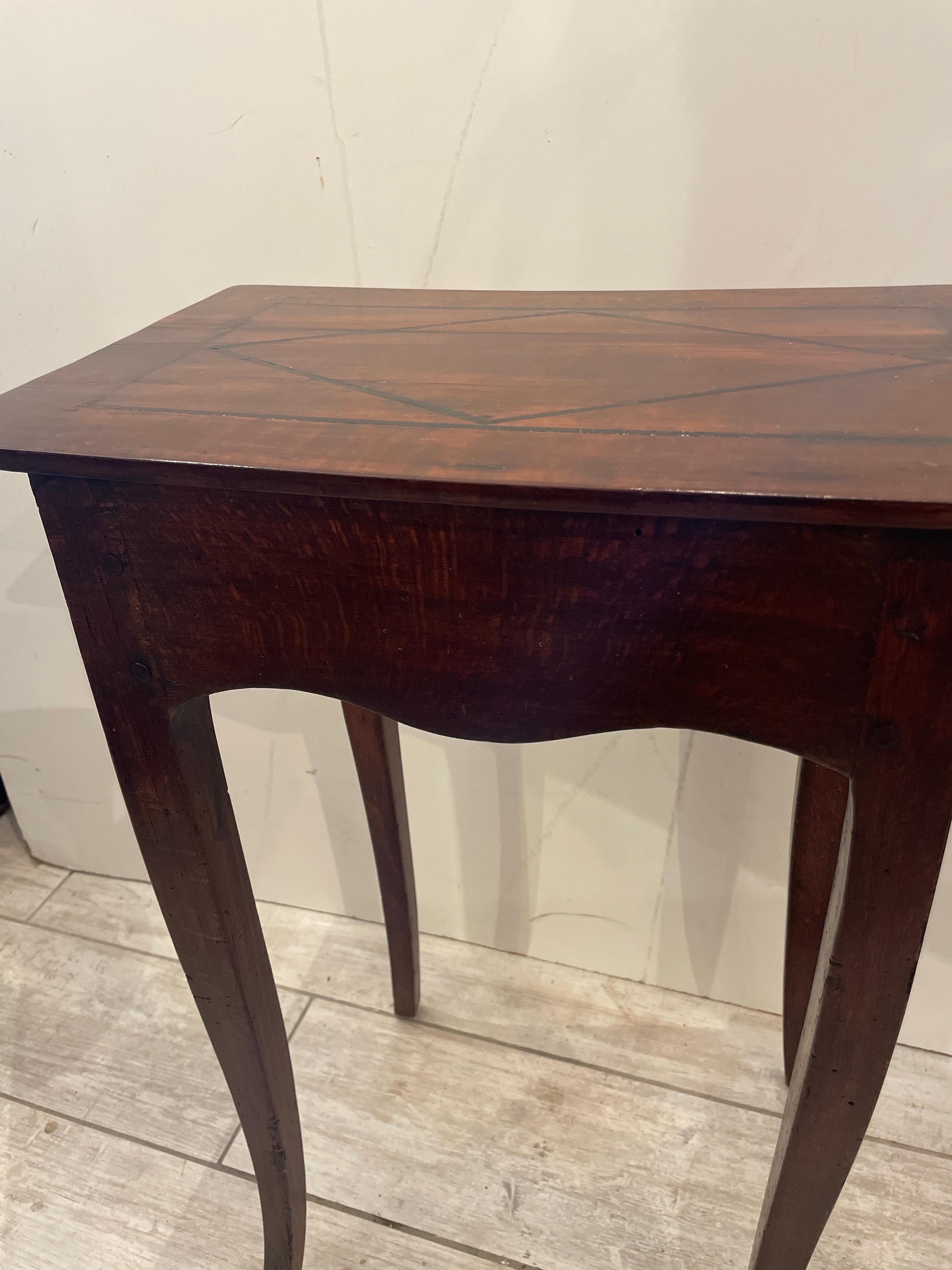 Mesa auxiliar antigua con incrustaciones estilo Luis XV Francés en venta