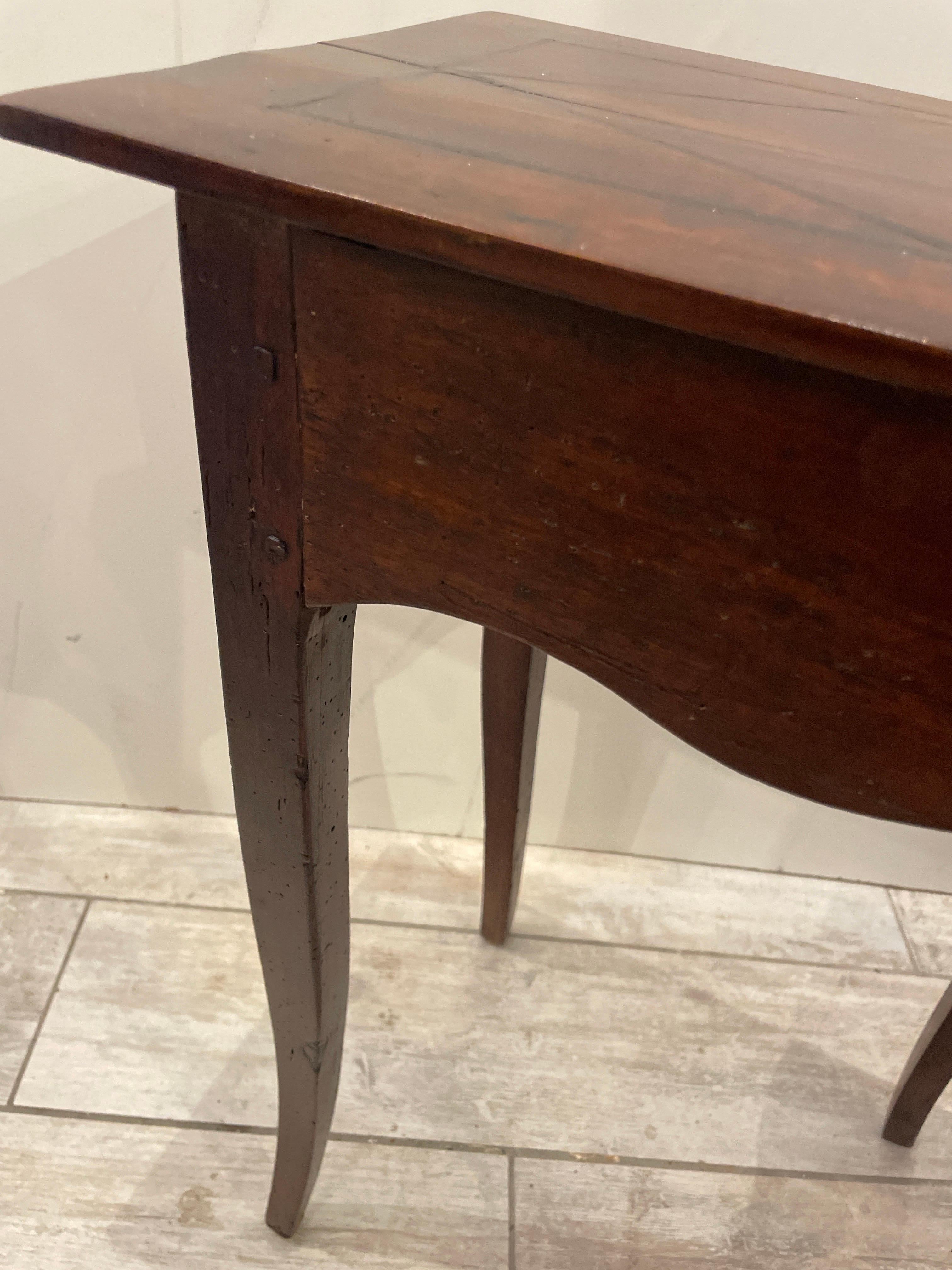 Mesa auxiliar antigua con incrustaciones estilo Luis XV siglo XIX en venta