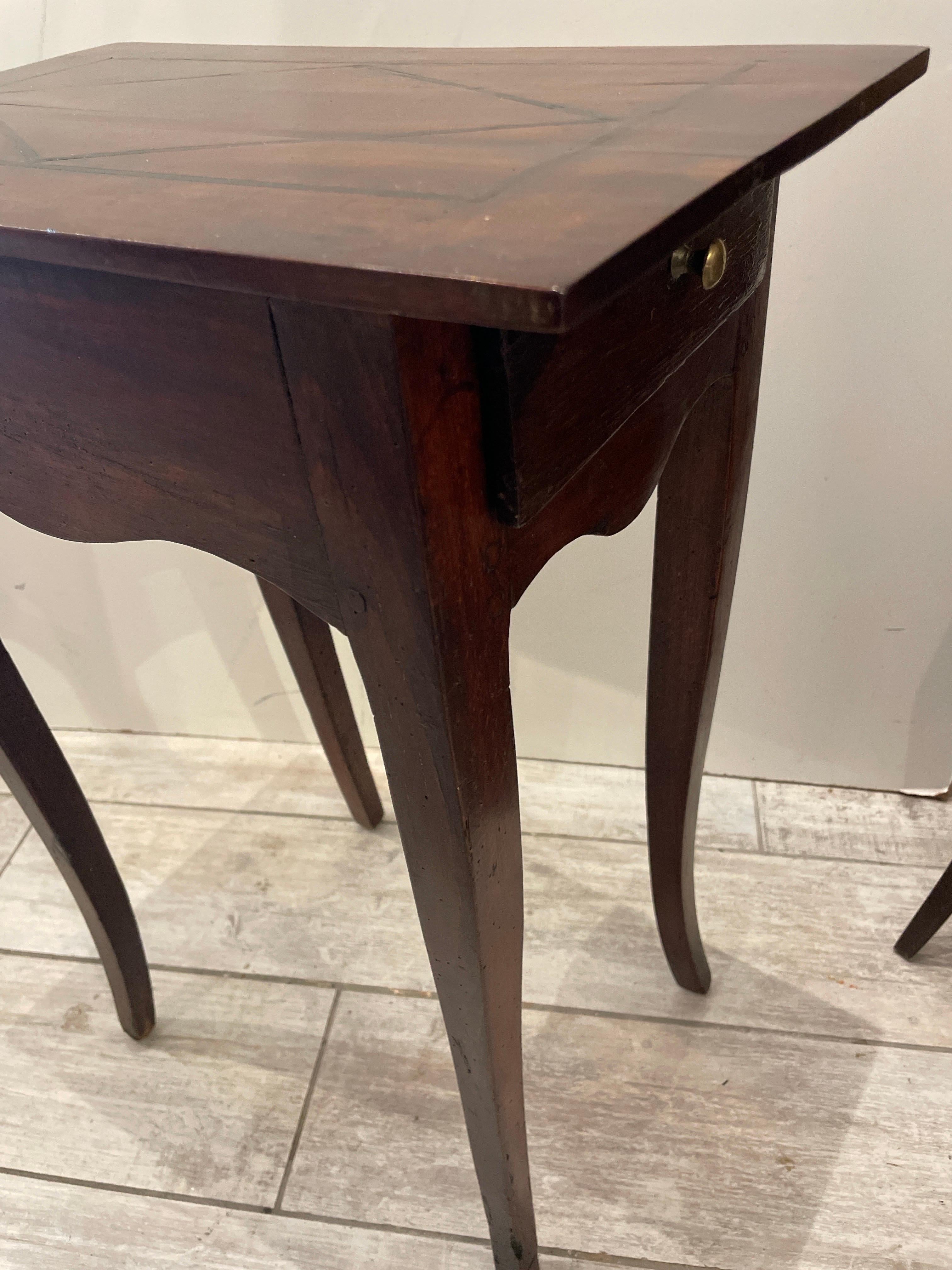 Mesa auxiliar antigua con incrustaciones estilo Luis XV Madera en venta