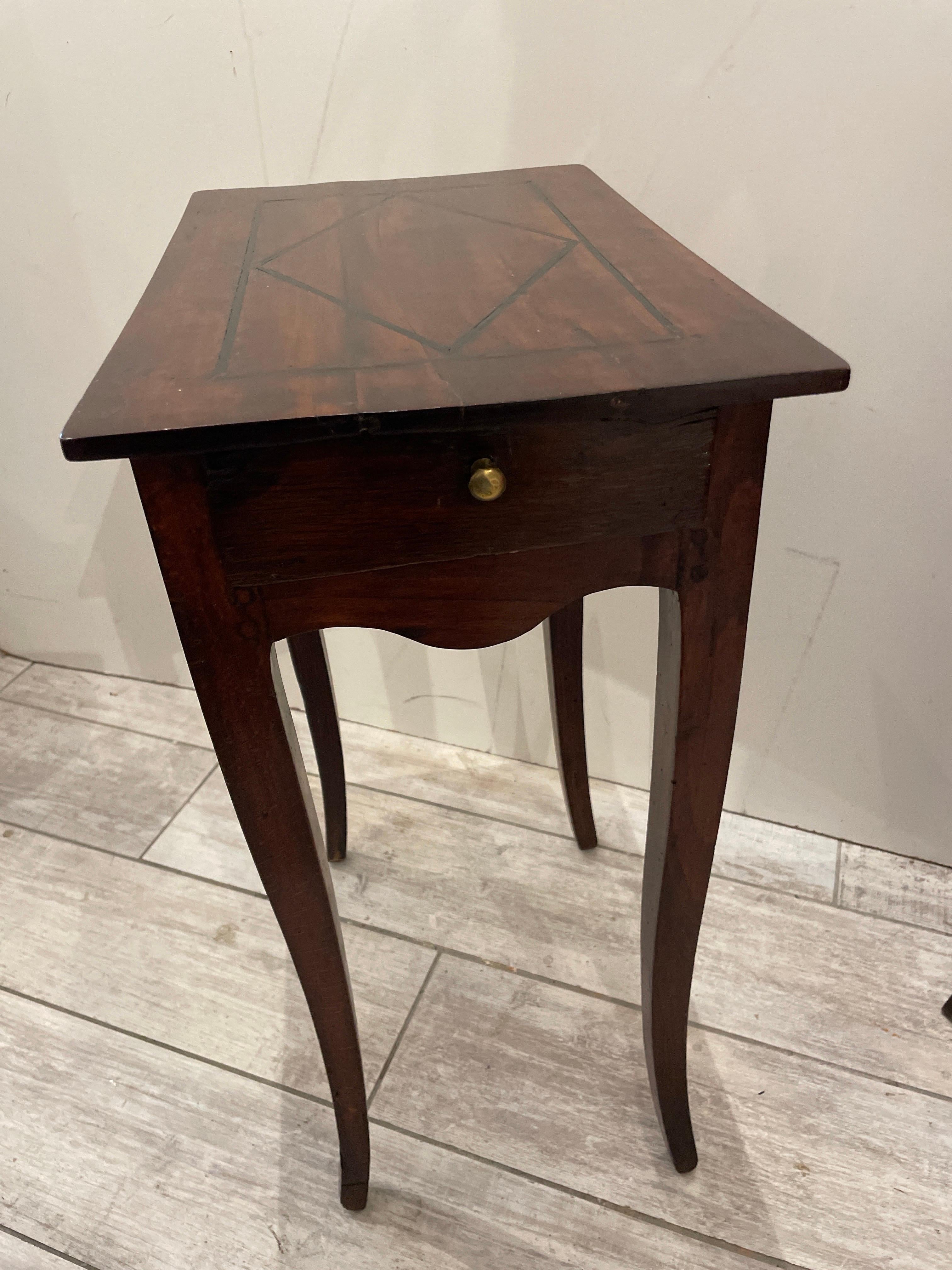 Mesa auxiliar antigua con incrustaciones estilo Luis XV en venta 1