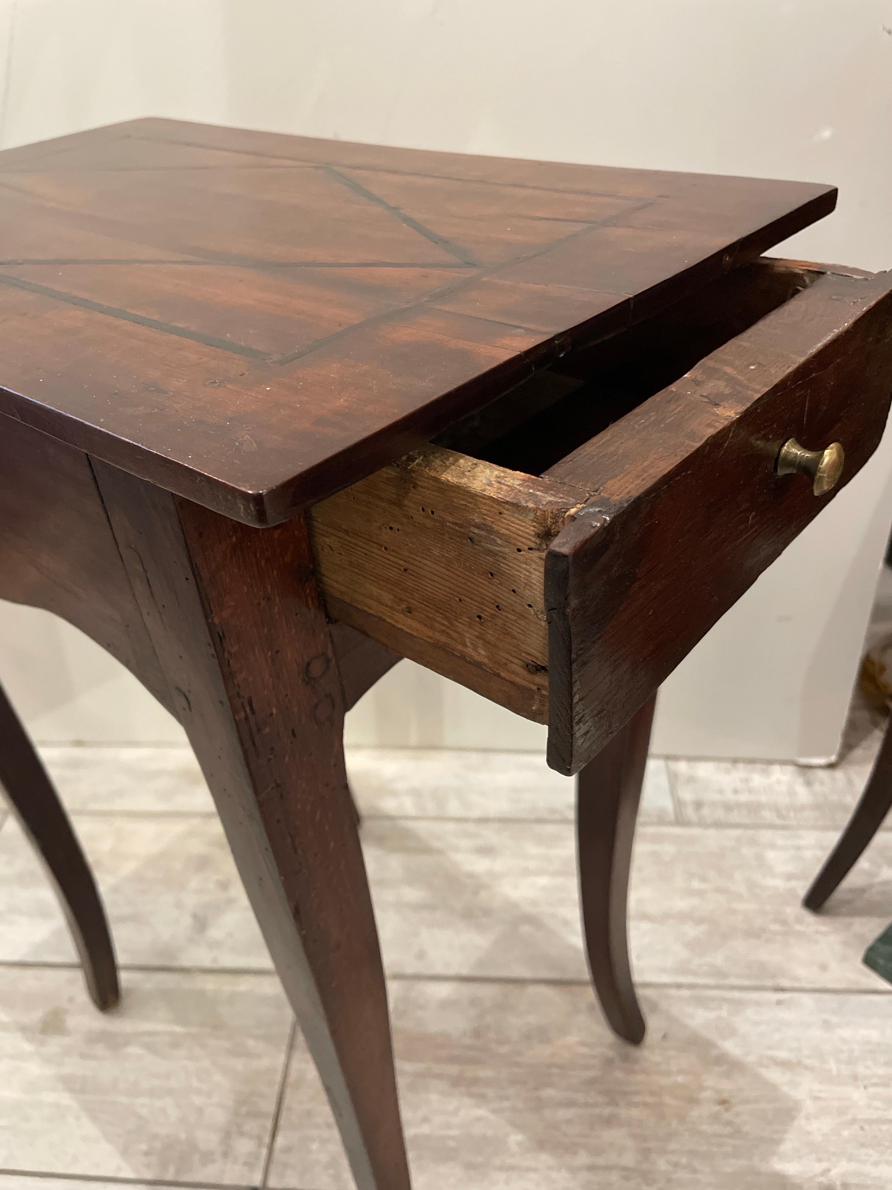 Mesa auxiliar antigua con incrustaciones estilo Luis XV en venta 2