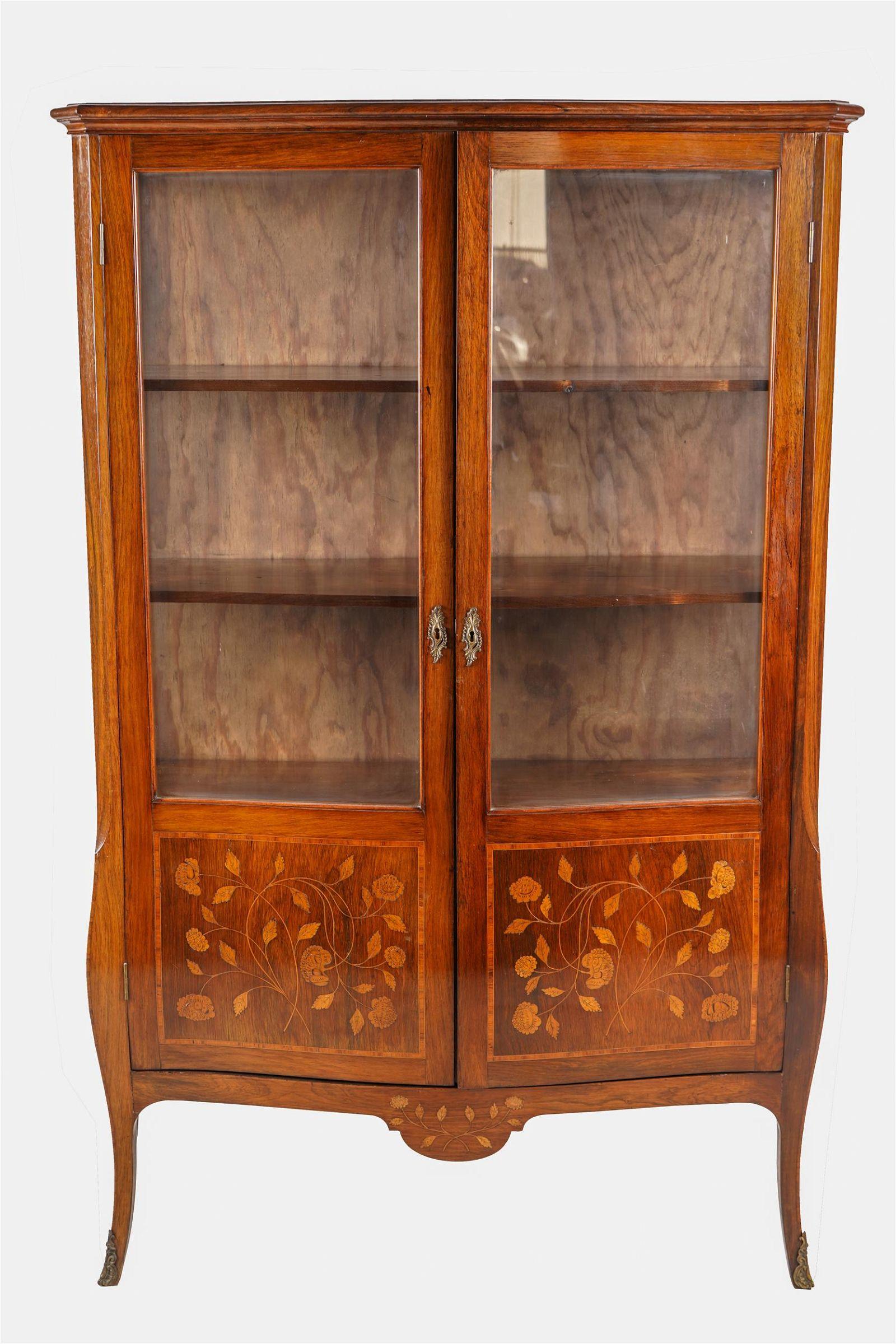 Vitrina intarsiata in stile Luigi XV della fine del XIX secolo - cassa a serpentina con porte vetrate e pannelli laterali che racchiudono tre ripiani in legno.

Età: 1850 - 1900

Stile di arredamento: Luigi XV (1730 - 1770)

Dimensioni complessive: