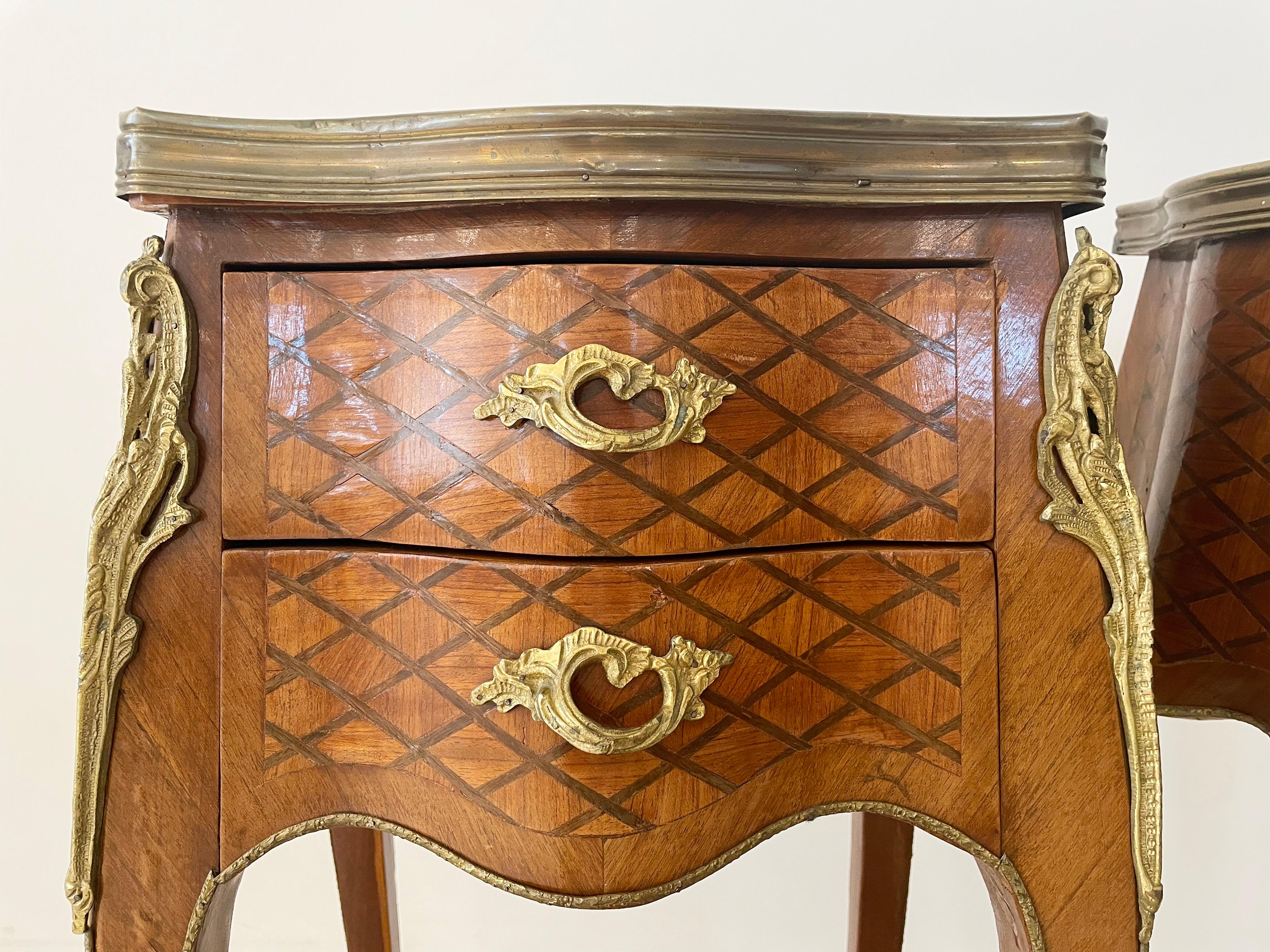 Tables d'appoint anciennes de style Louis XV en marqueterie et marbre, lot de 2 en vente 3