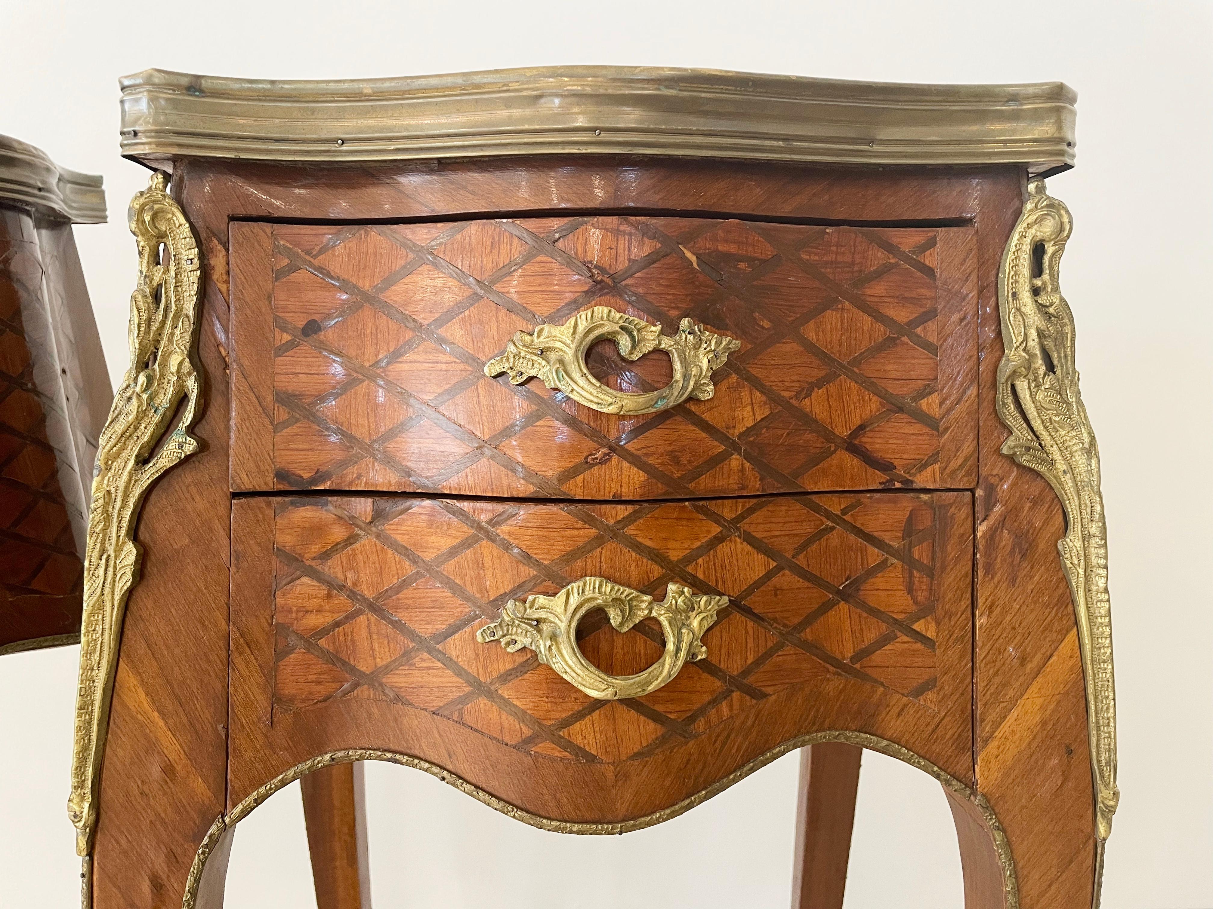 Tables d'appoint anciennes de style Louis XV en marqueterie et marbre, lot de 2 en vente 4