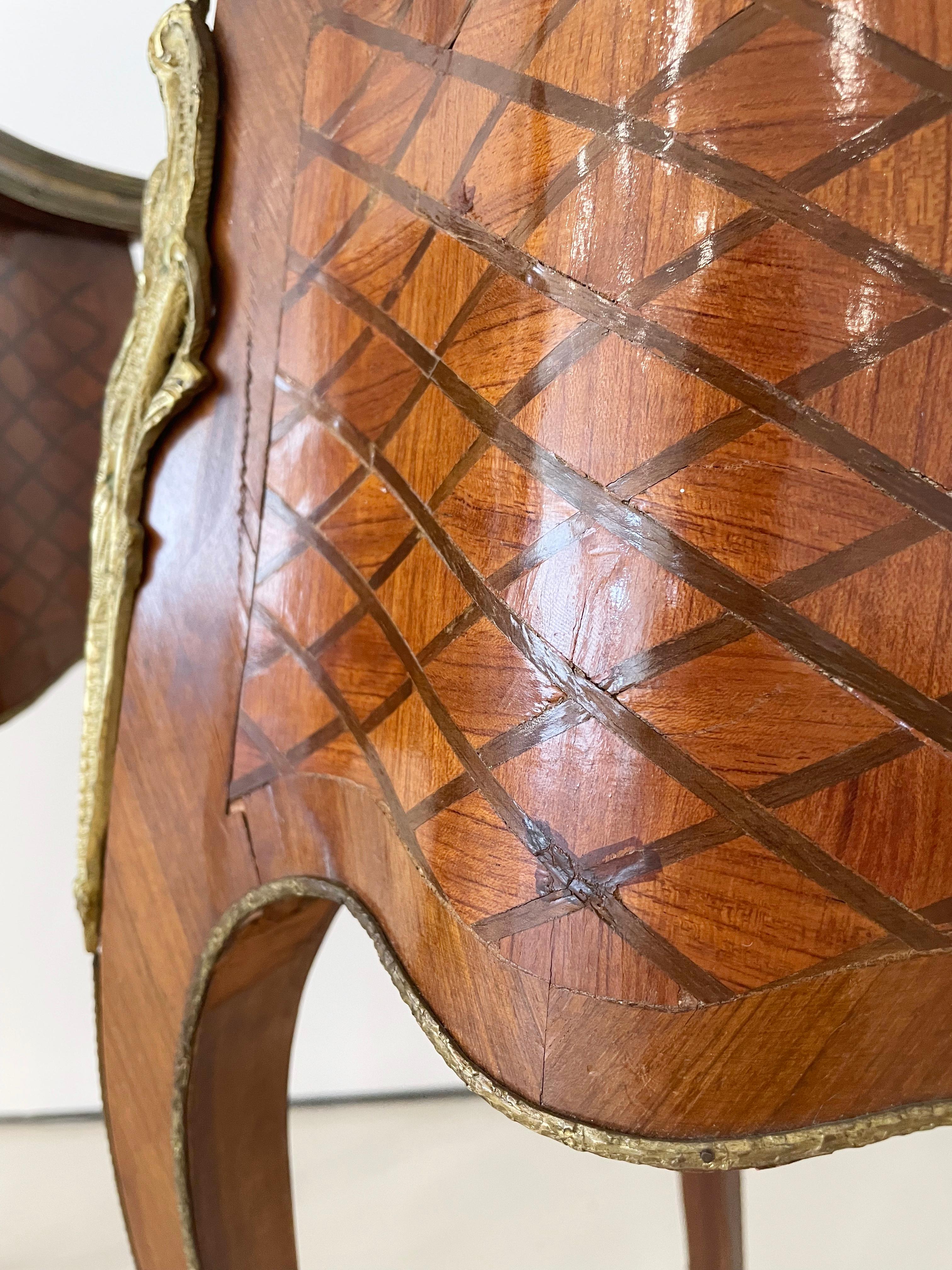 Tables d'appoint anciennes de style Louis XV en marqueterie et marbre, lot de 2 en vente 6