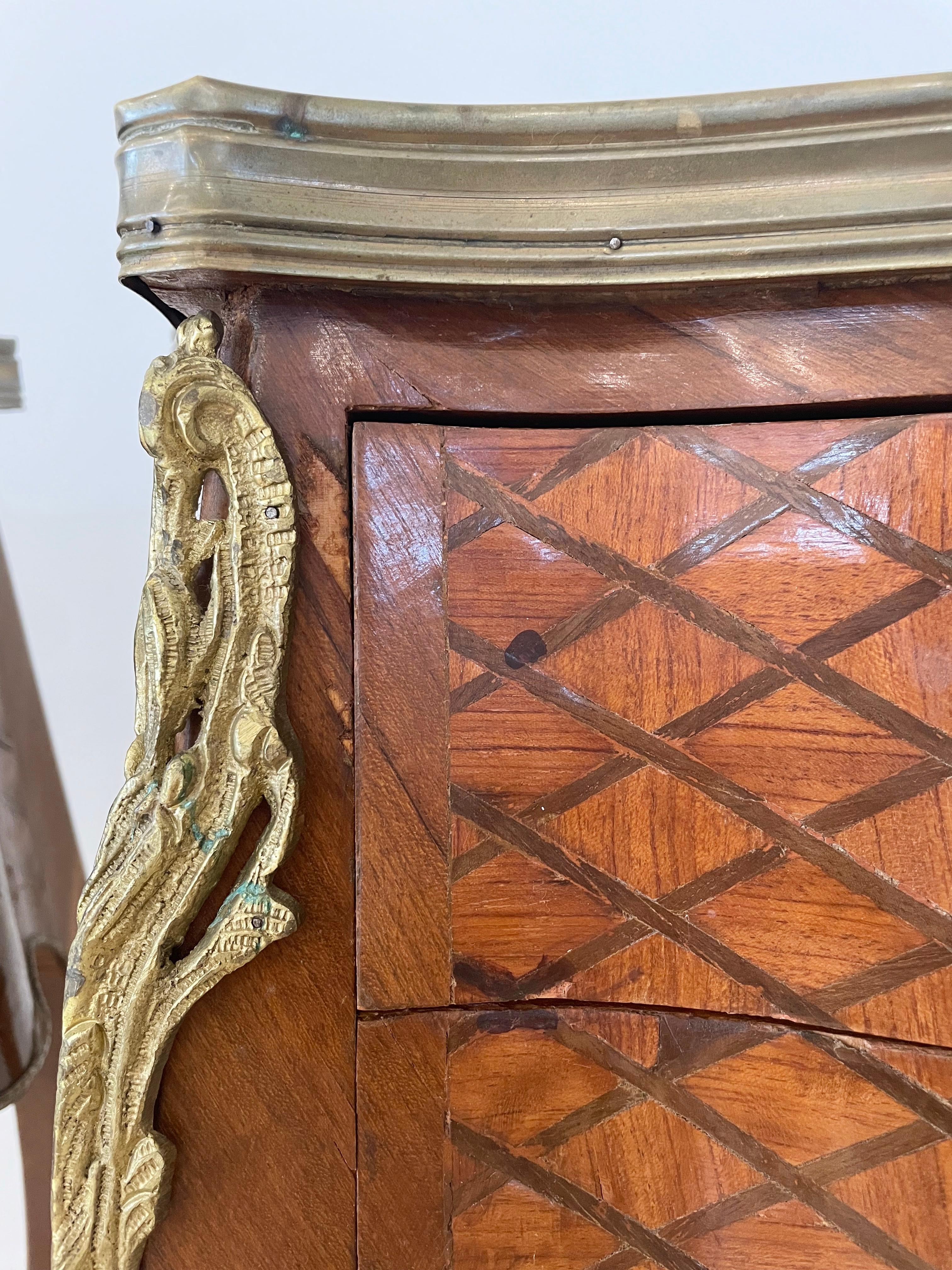 Tables d'appoint anciennes de style Louis XV en marqueterie et marbre, lot de 2 en vente 8