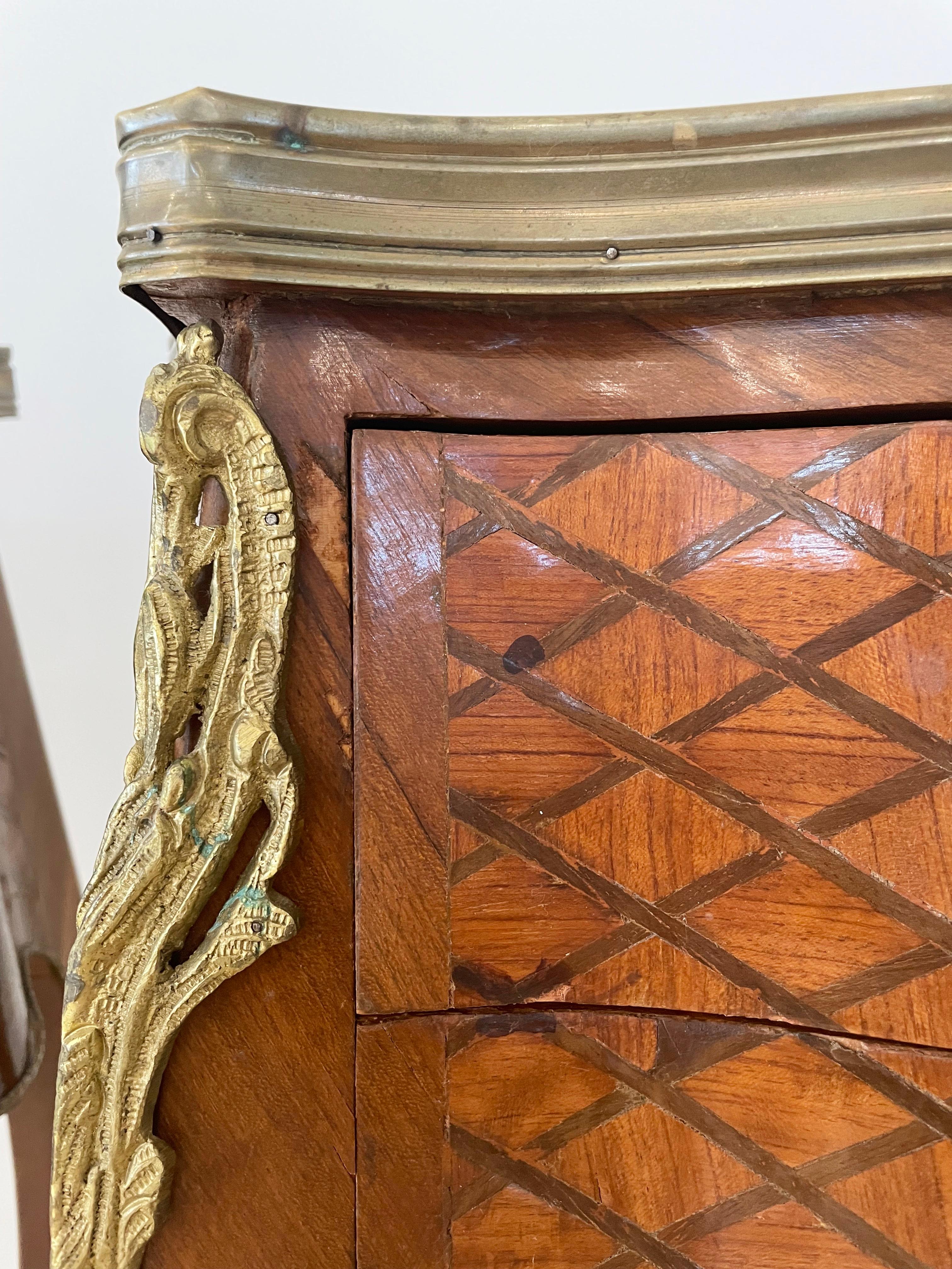Tables d'appoint anciennes de style Louis XV en marqueterie et marbre, lot de 2 en vente 9