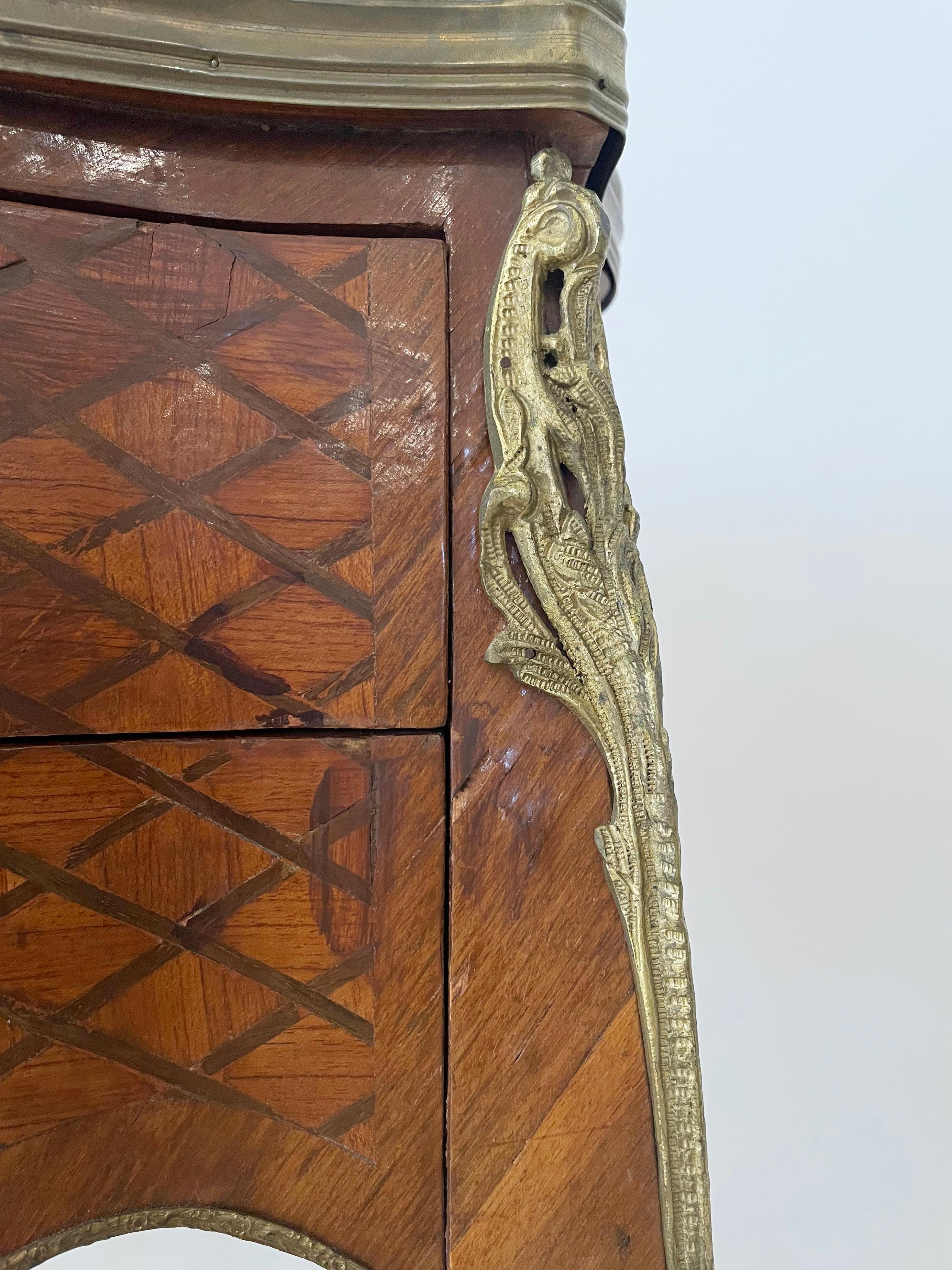 Tables d'appoint anciennes de style Louis XV en marqueterie et marbre, lot de 2 en vente 10
