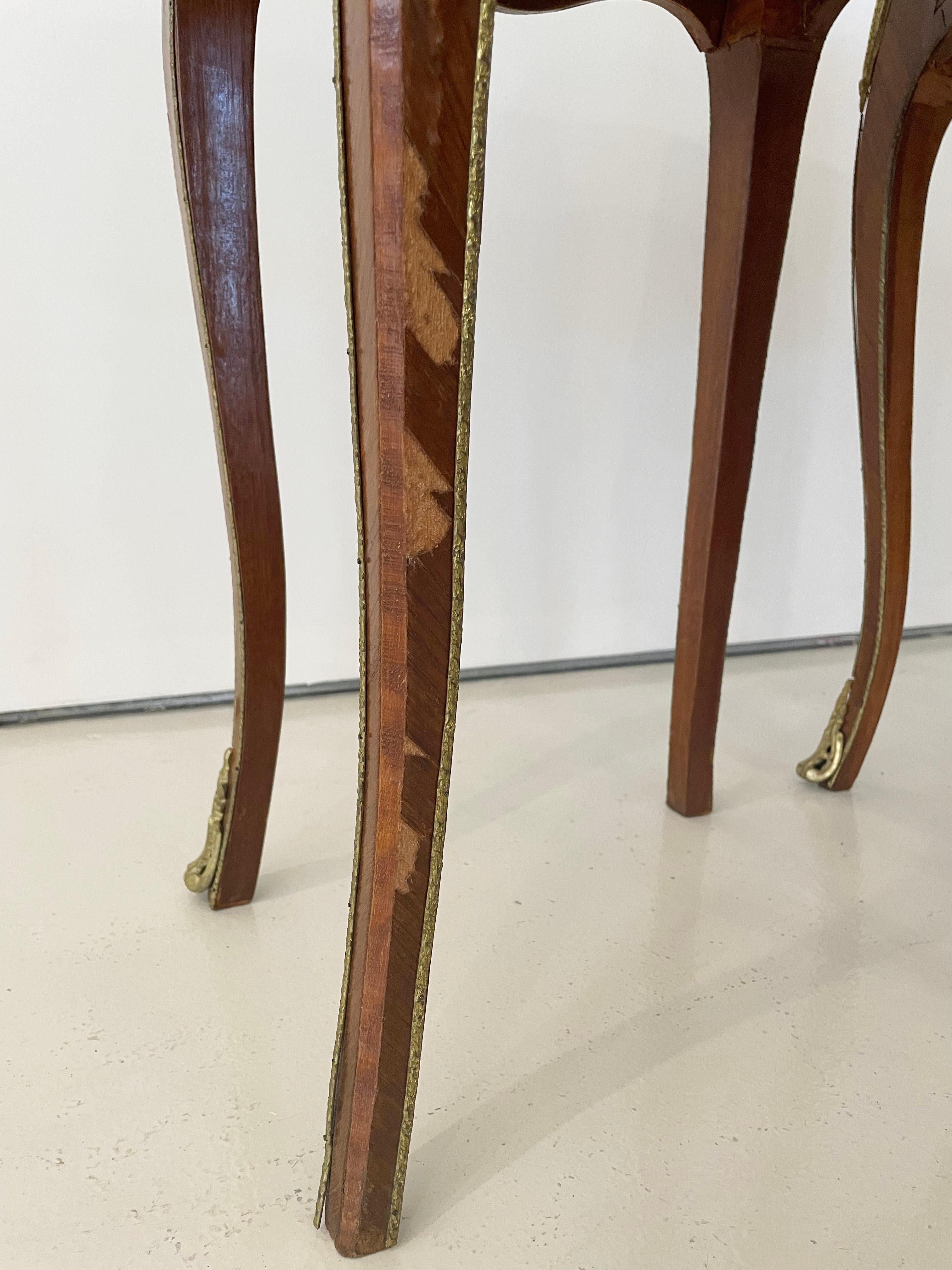 Tables d'appoint anciennes de style Louis XV en marqueterie et marbre, lot de 2 en vente 11