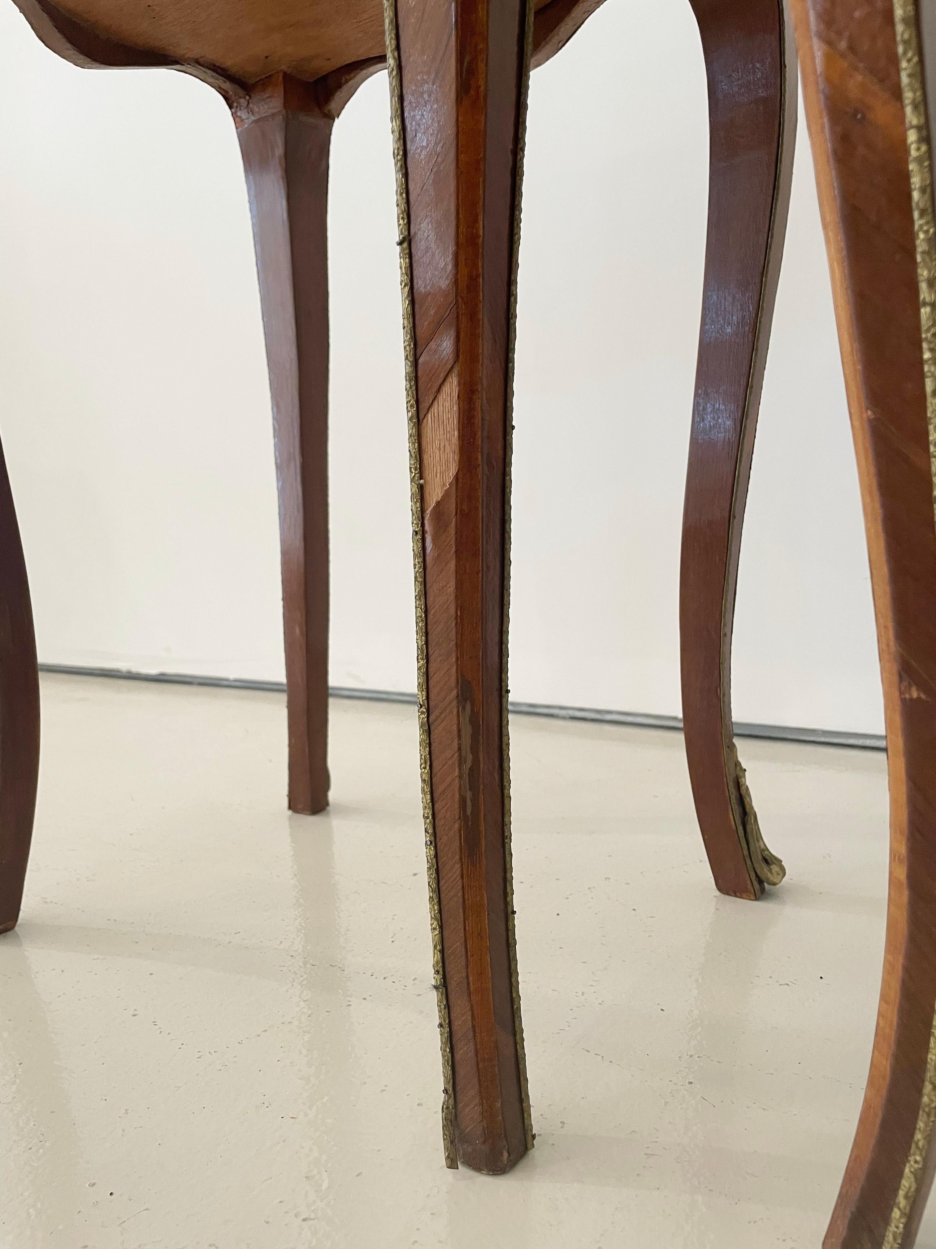 Tables d'appoint anciennes de style Louis XV en marqueterie et marbre, lot de 2 en vente 12
