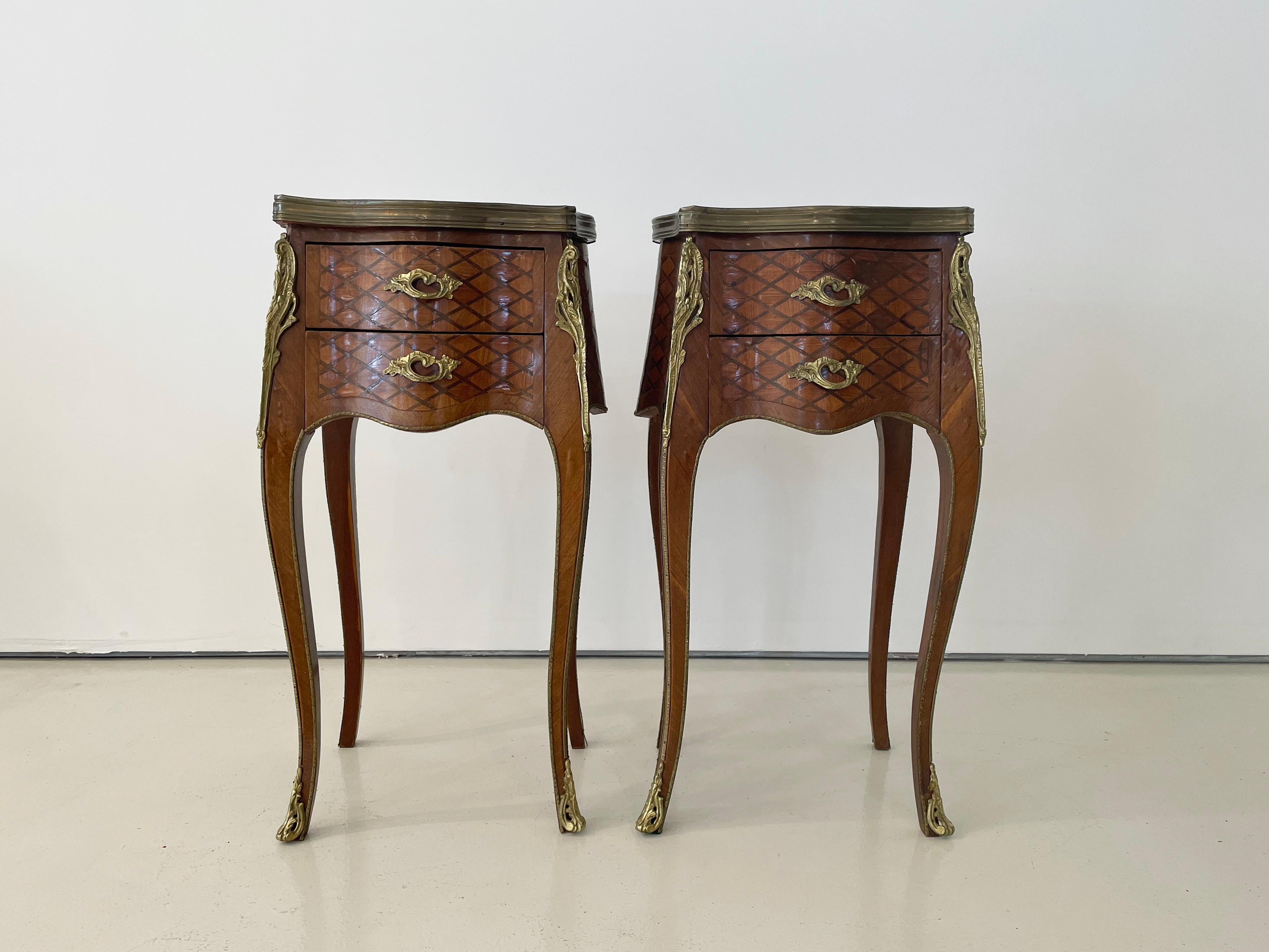 Inconnu Tables d'appoint anciennes de style Louis XV en marqueterie et marbre, lot de 2 en vente