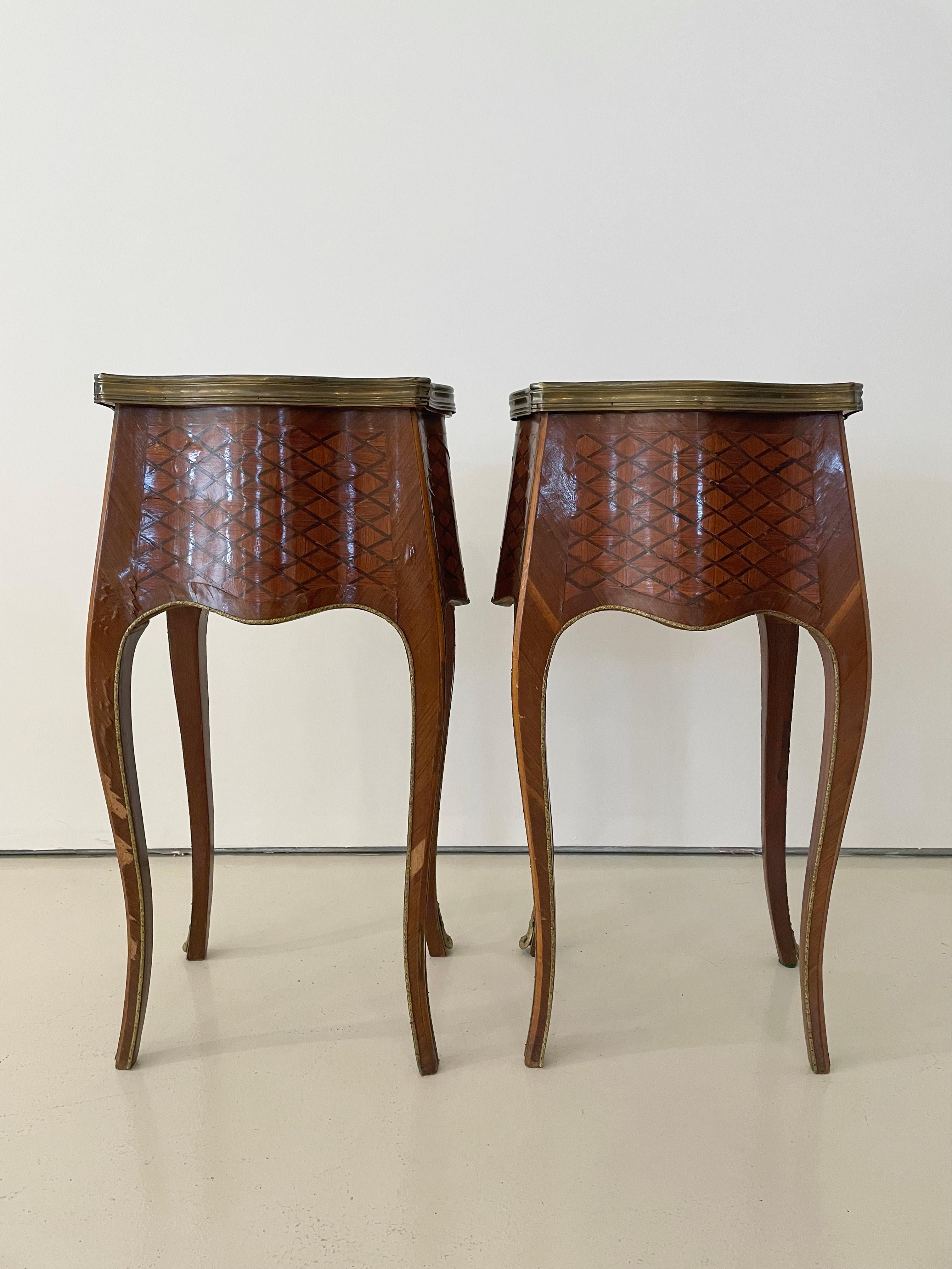 Sculpté Tables d'appoint anciennes de style Louis XV en marqueterie et marbre, lot de 2 en vente
