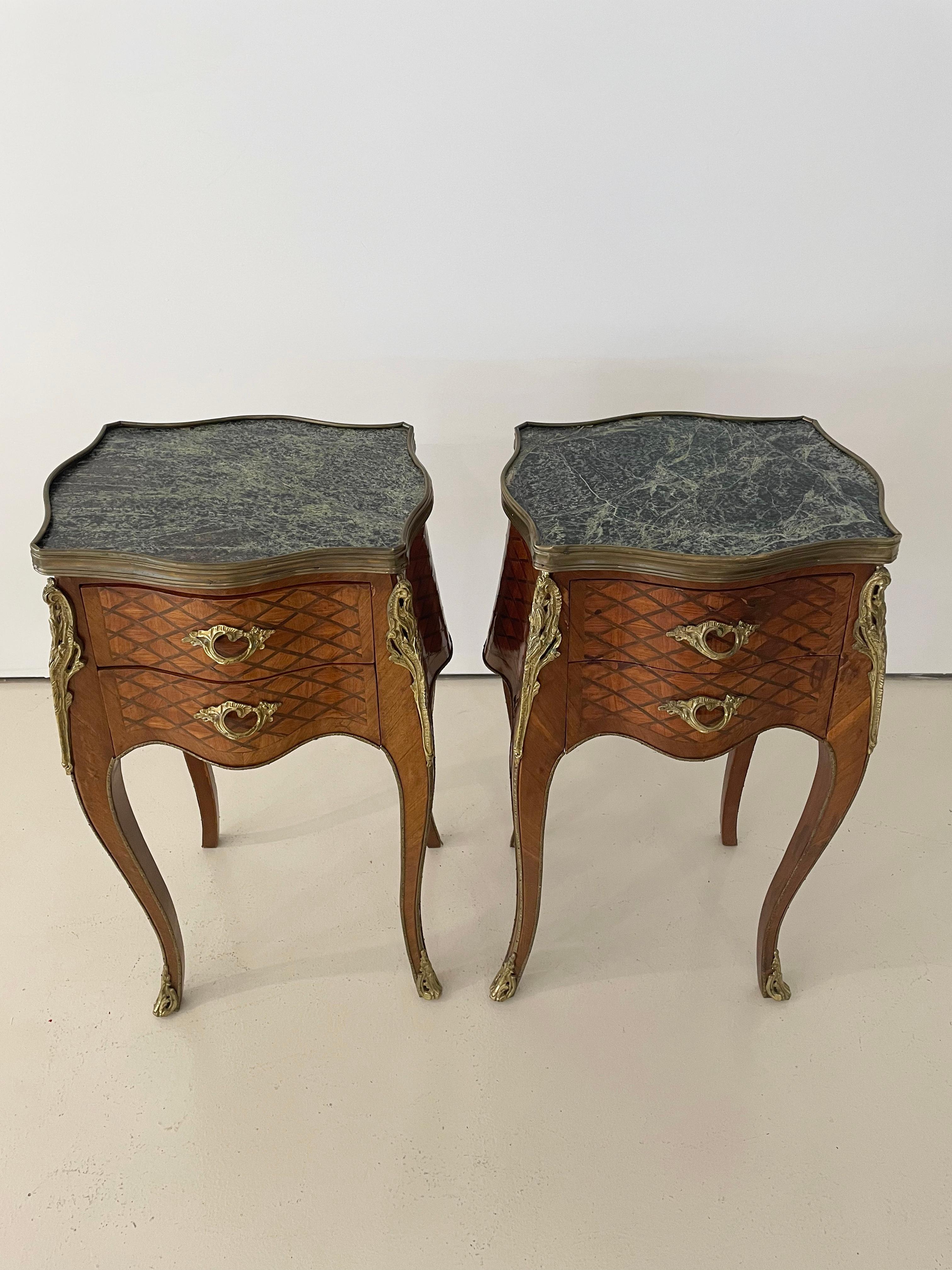Tables d'appoint anciennes de style Louis XV en marqueterie et marbre, lot de 2 État moyen - En vente à Denver, CO
