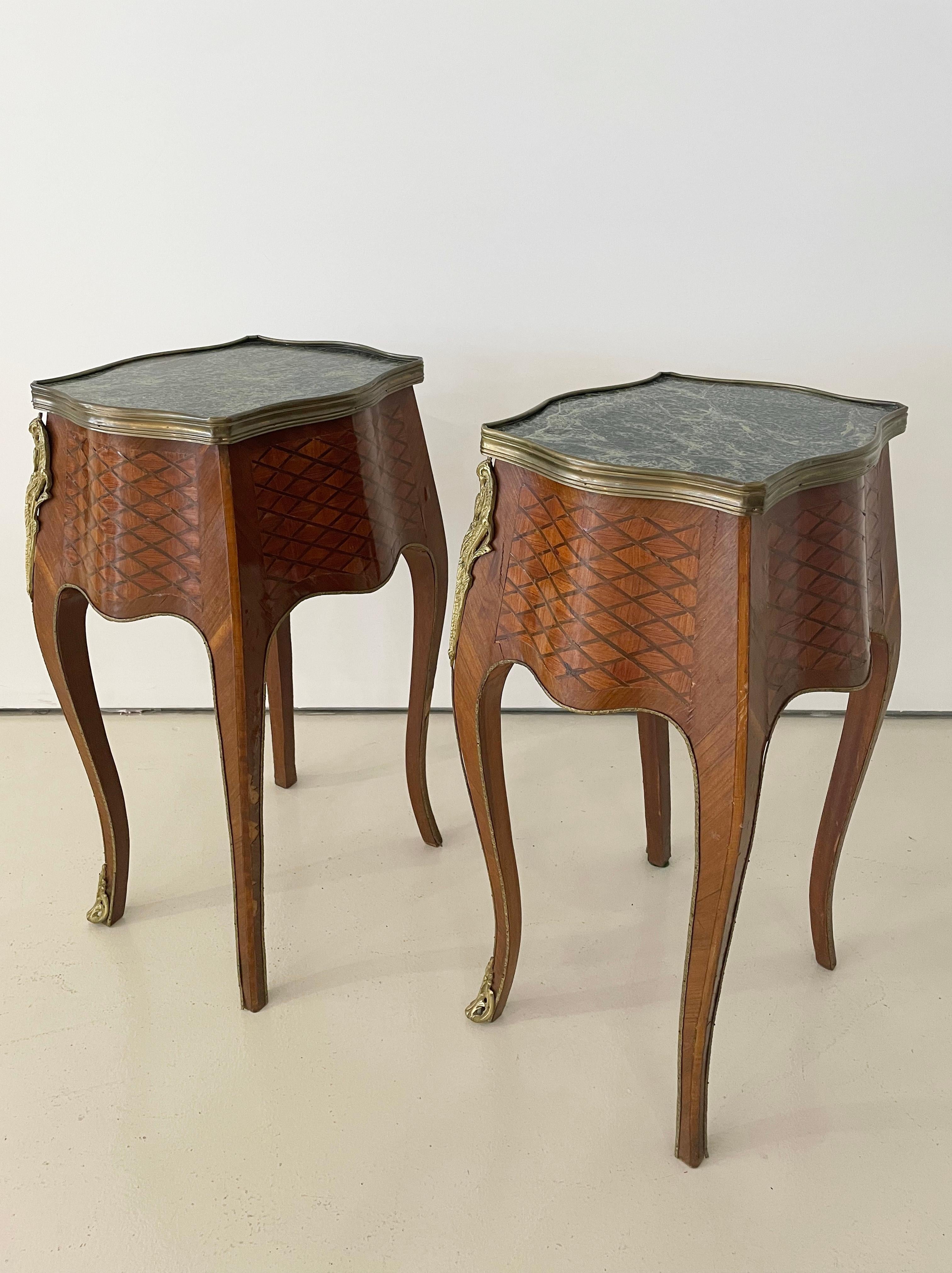 20ième siècle Tables d'appoint anciennes de style Louis XV en marqueterie et marbre, lot de 2 en vente