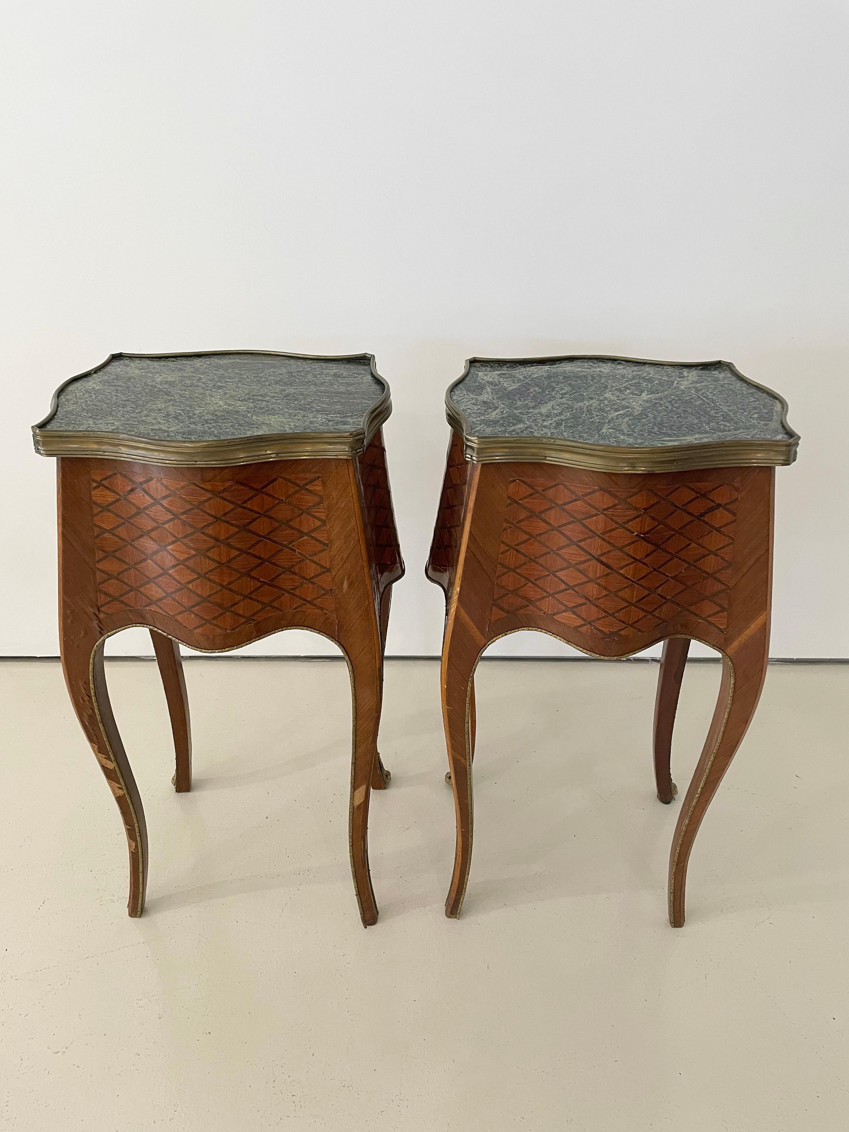 Métal Tables d'appoint anciennes de style Louis XV en marqueterie et marbre, lot de 2 en vente